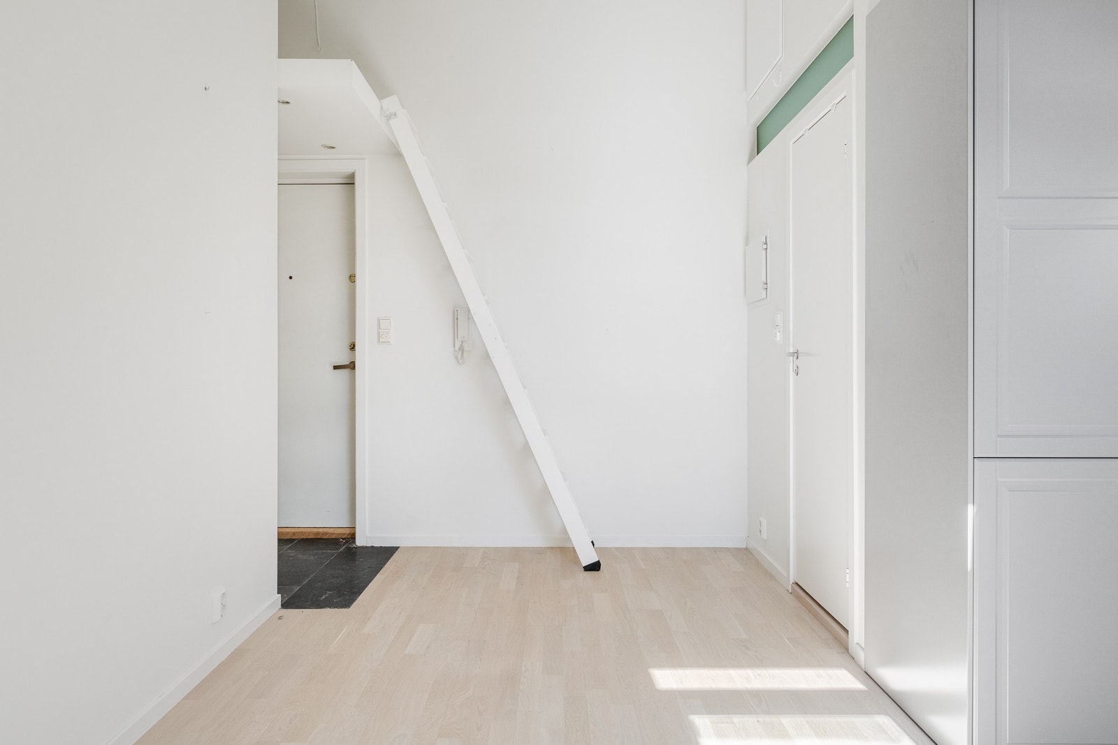 Leiligheten har hems over entréen, som gir ekstra soveromplass og fleksibilitet. Galleribilde