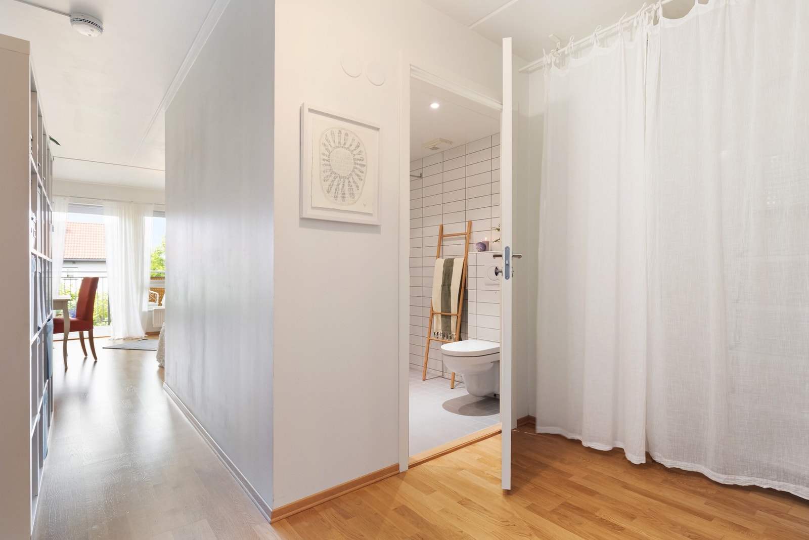 Det ene badet ligger i direkte tilknytning til hovedsoverommet. Galleribilde
