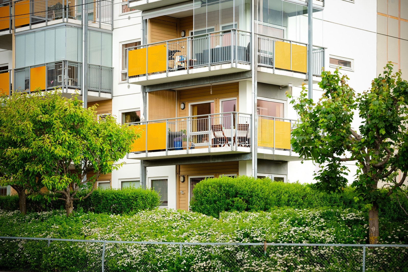 Leiligheten ligger fint til på enden av blokken. Det er heisadkomst til leiligheten som ligger i 2.etasje. Galleribilde
