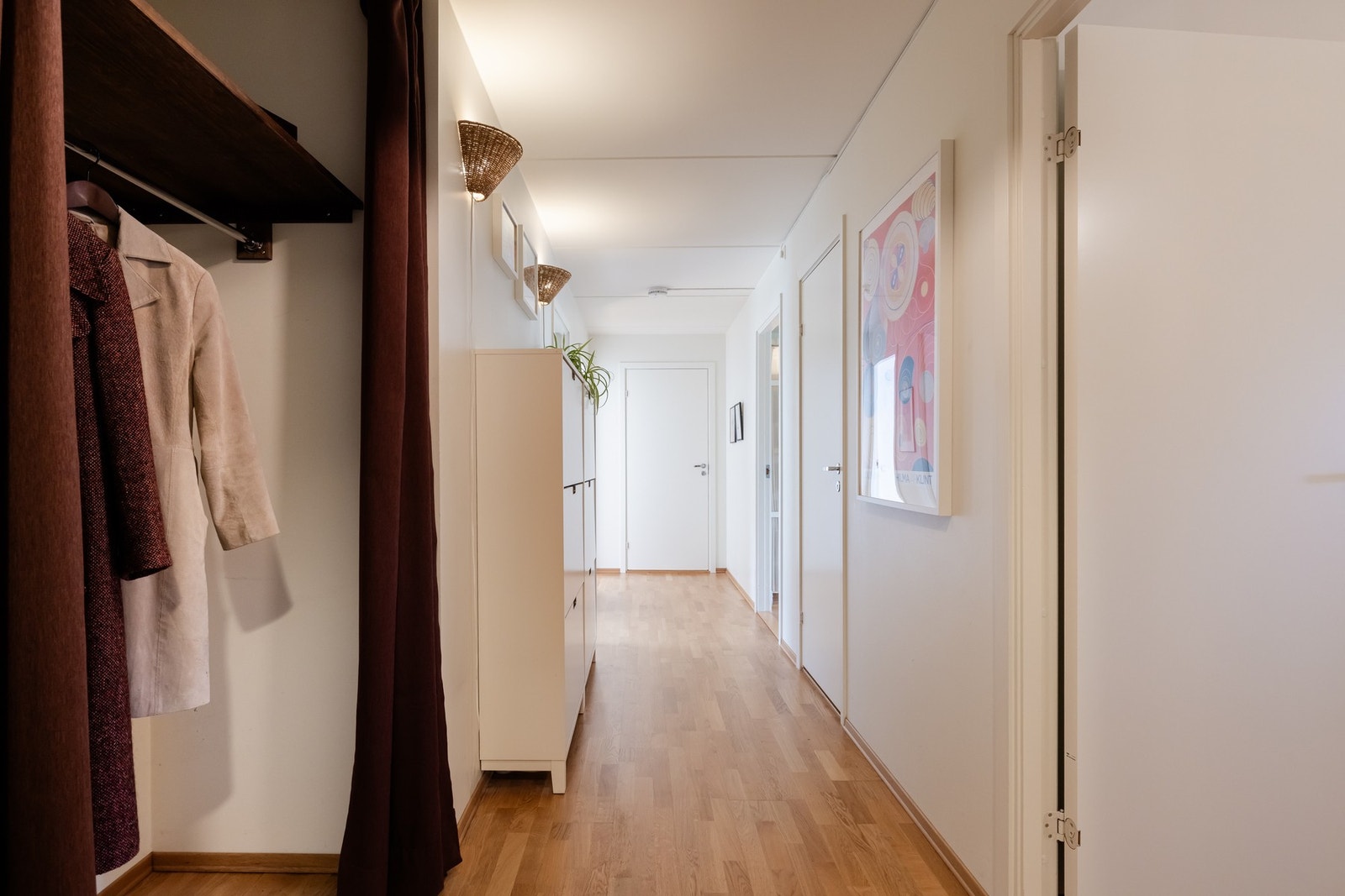 Det er egen nisje på venstresiden når du kommer inn døren. Galleribilde