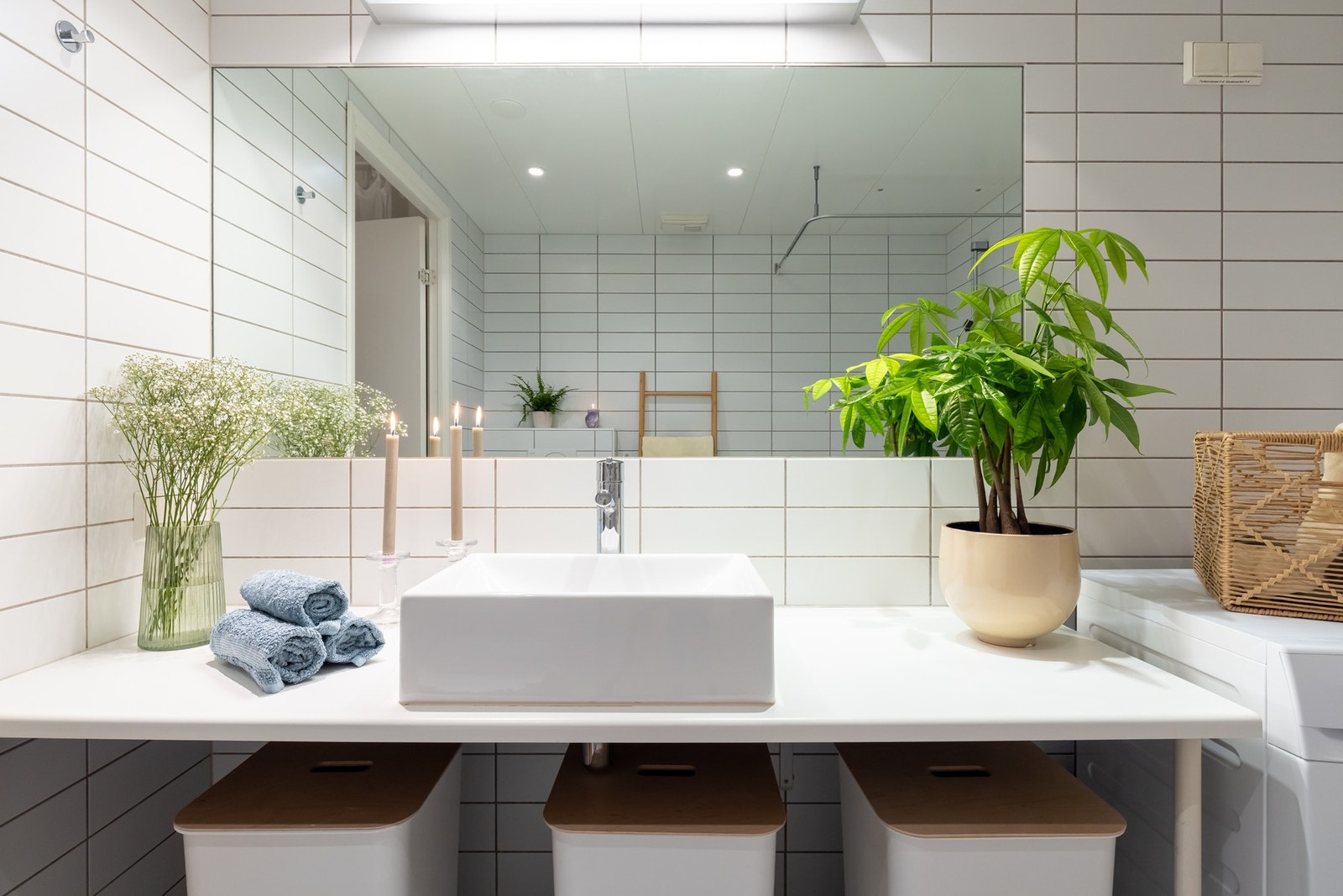 Det er opplegg og plass til både vaskemaskin og tørketrommel på dette badet. Galleribilde