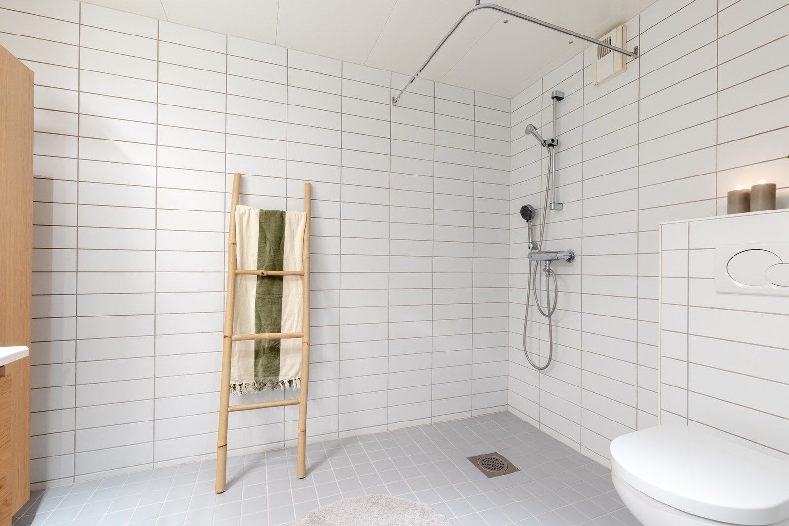 Det andre badet er utstyrt med innredning med nedfelt servant, veggmontert toalett og dusjvegger/hjørne. Galleribilde