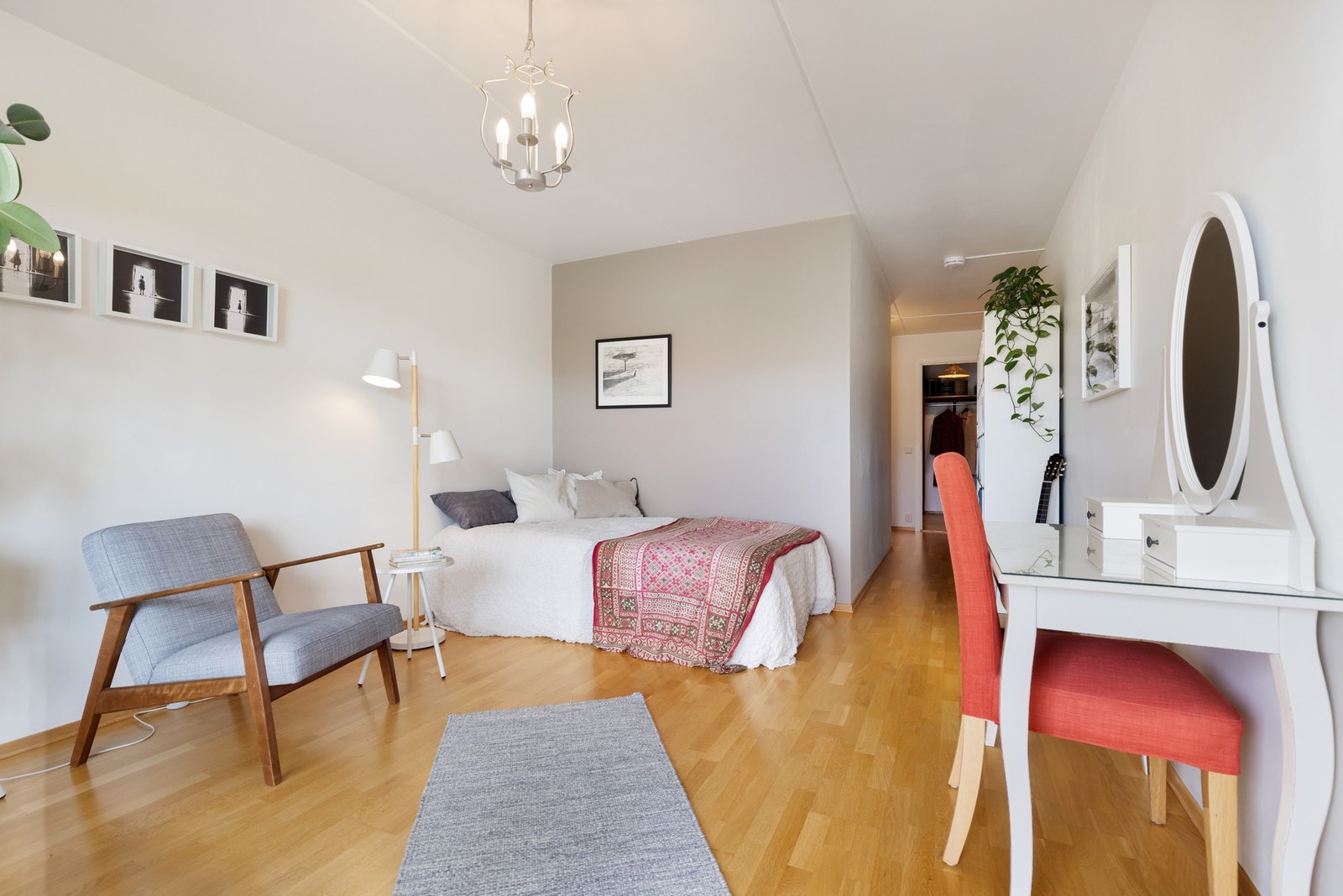 På hovedsoverommet er det god plass til dobbeltseng, nattbord på begge sider og garderobeskap med god plass for oppbevaring. Galleribilde