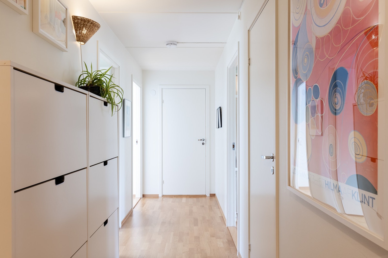 Her kommer man inn i en lys og innbydende entré som gir et umiddelbart godt førsteinntrykk av leiligheten. Galleribilde