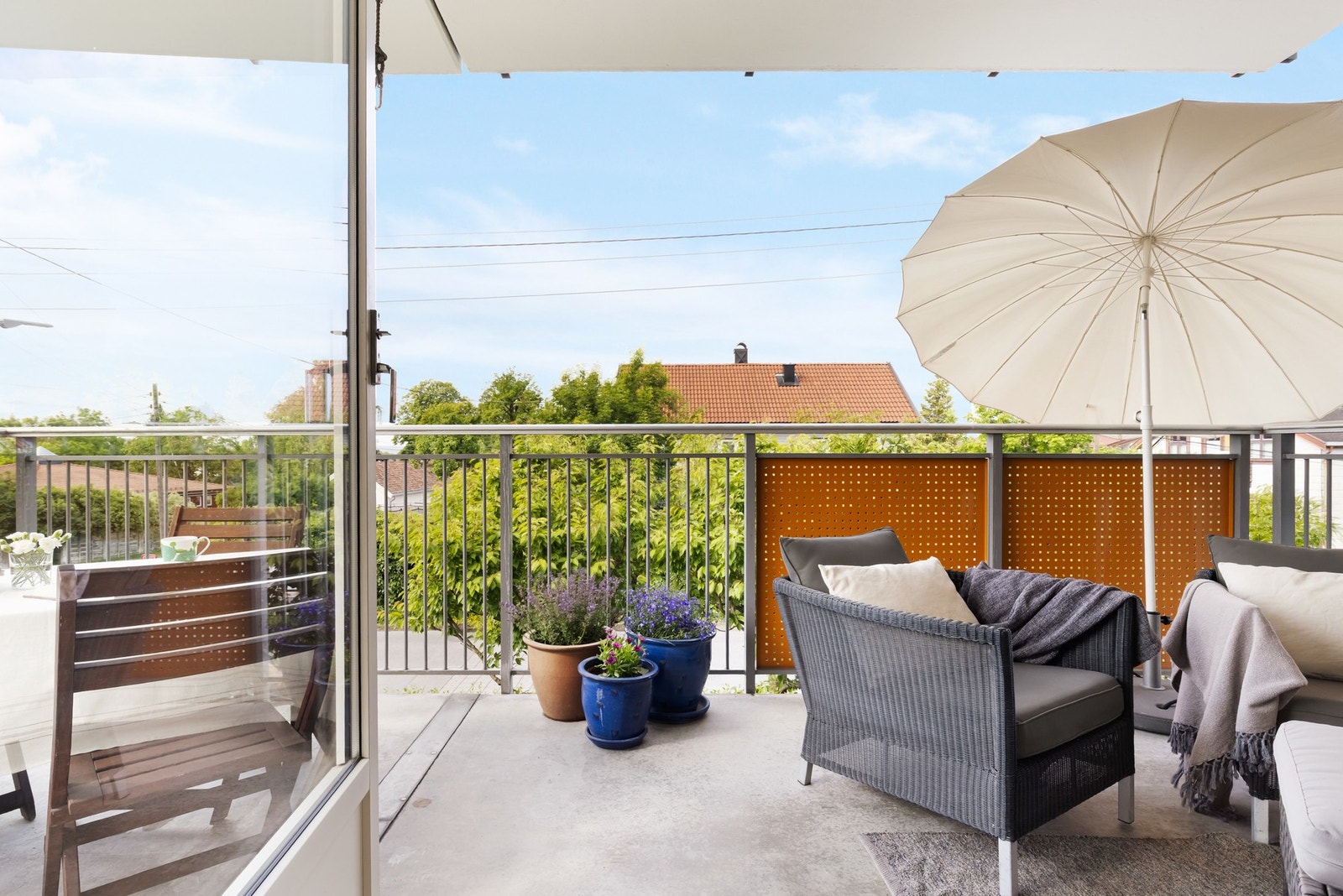 Balkongene blir som en forlengelse av stuen på sommerhalvåret. Galleribilde
