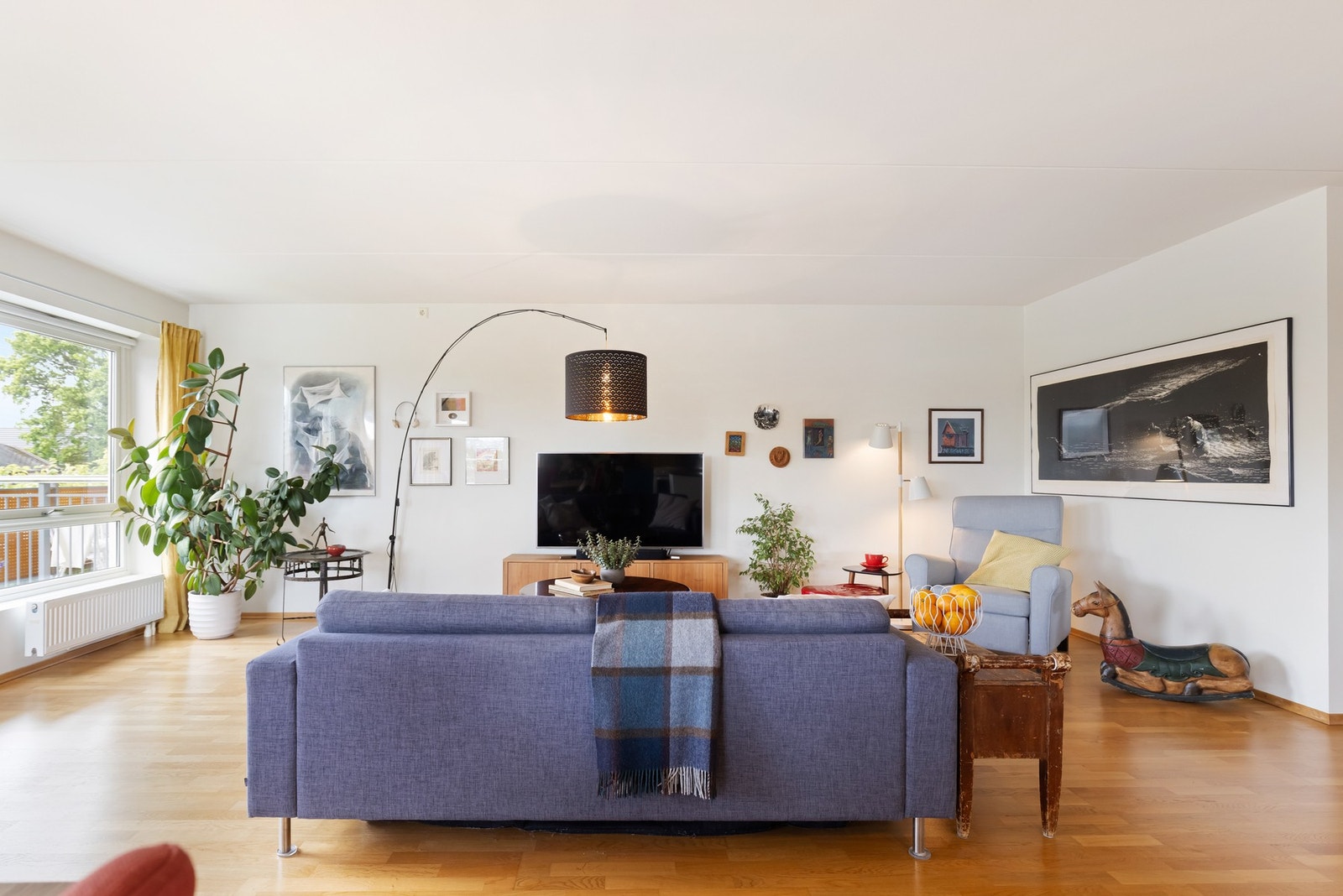 Det er gode møbleringsmuligheter med god plass til en stor sofa med tilhørende møblement. Galleribilde