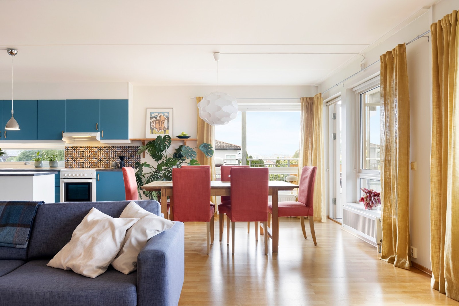 Det er i tillegg fin og naturlig plass til langbord hvor du kan invitere venner og familie til middag. Galleribilde