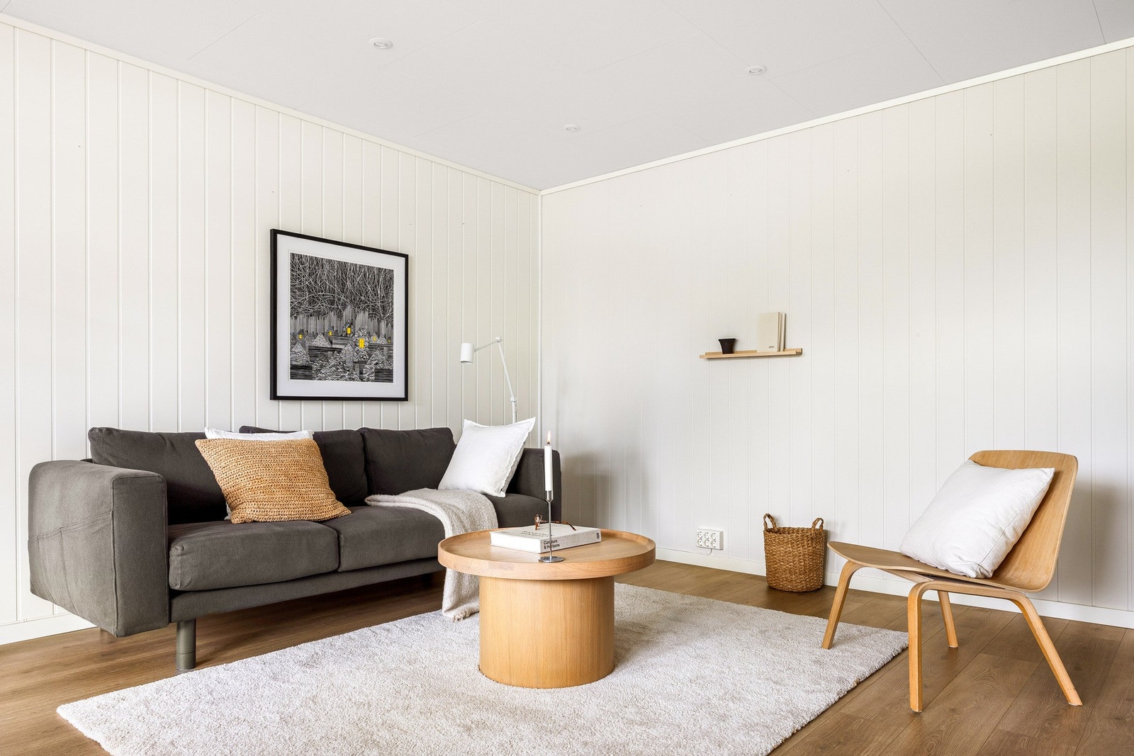 Stueområdets størrelse og planløsning gjør det mulig å møblere i ulike soner. Galleribilde