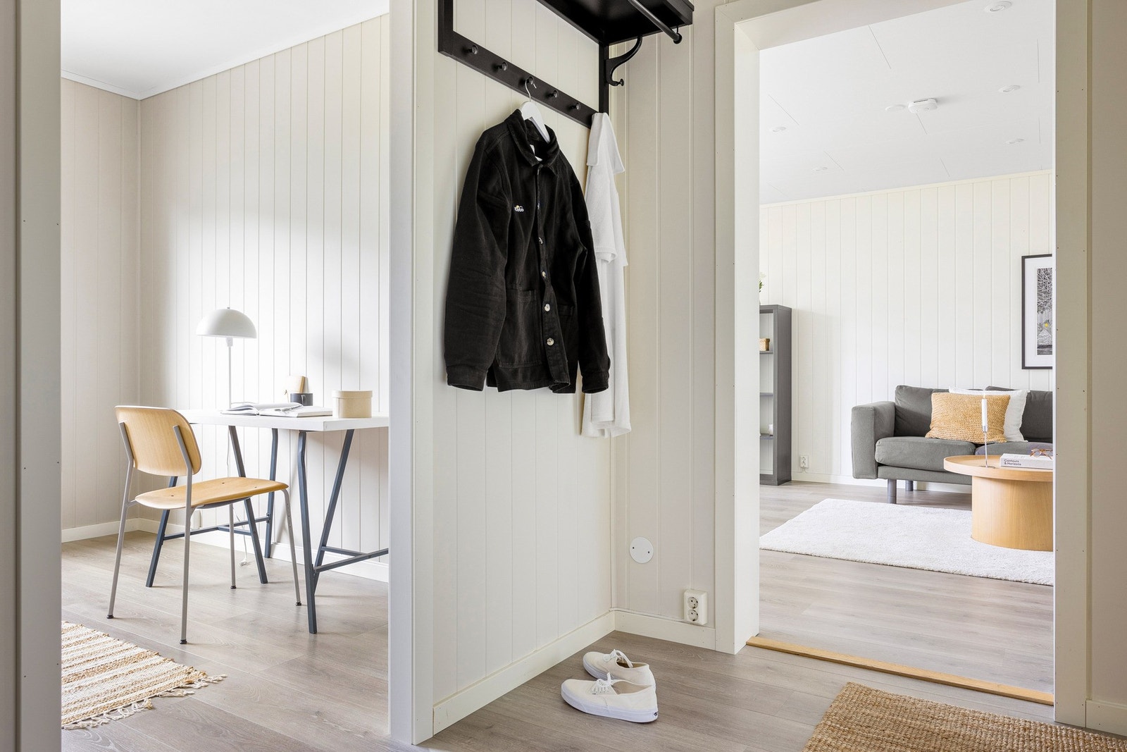 Fra entré er det naturlig overgang inn til stueområdet. Galleribilde