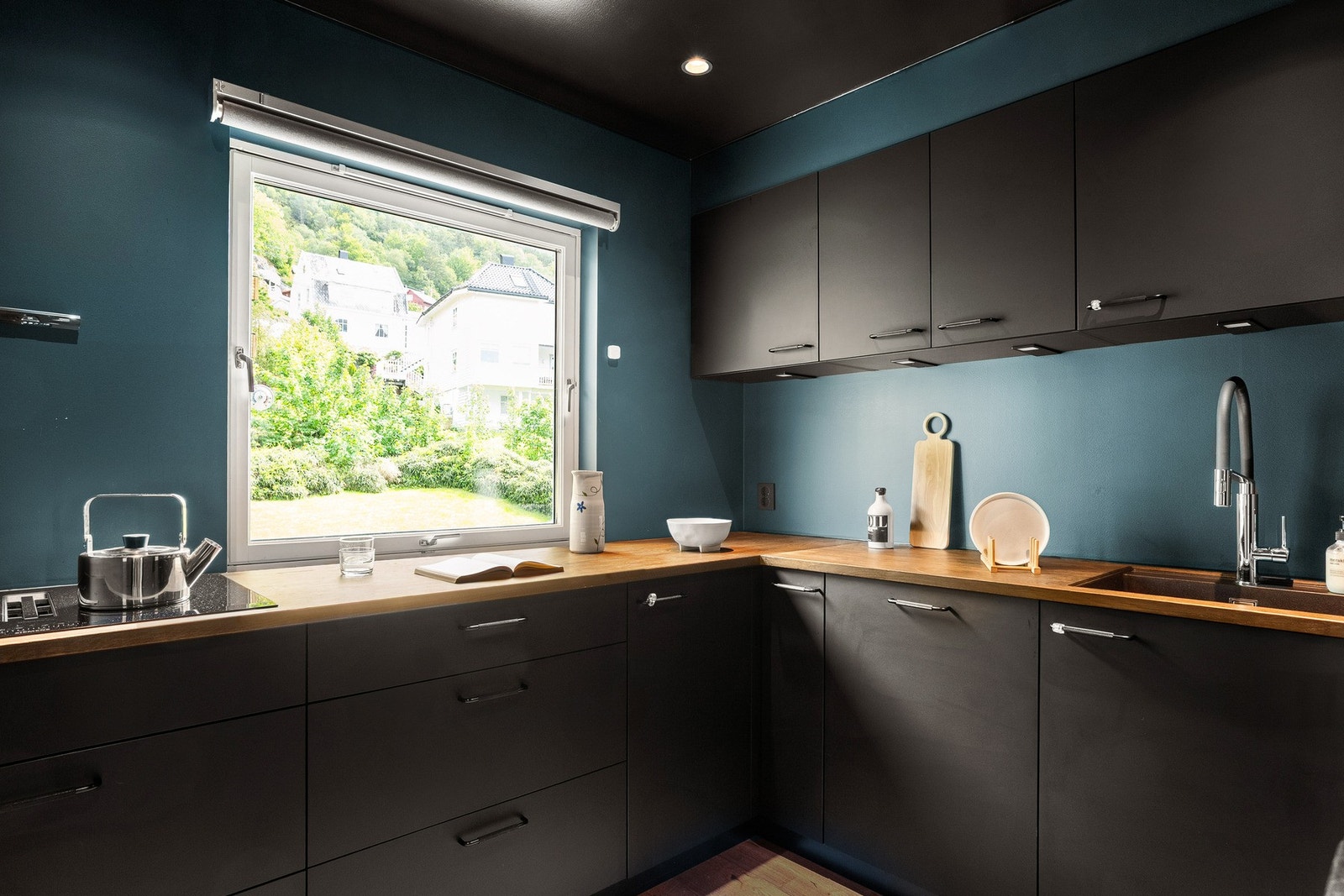 Kjøkkenet er nytt fra 2022, levert av KVIK. Målt til ca. 7,3 kvm. Galleribilde