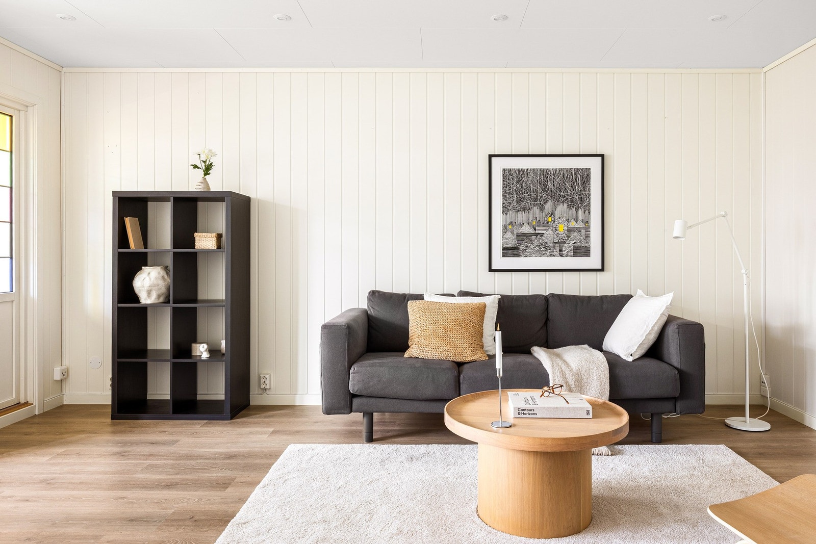 Lekkert laminatgulv som er gjennomgående i hele leiligheten, for utenom bad. Galleribilde