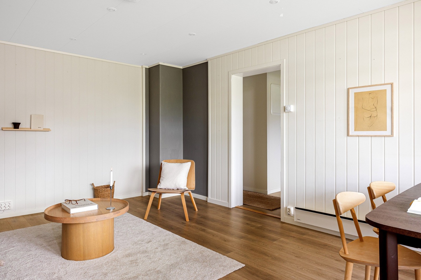 Stuen er målt til 22 kvm og malt i lekre og tidsriktige farger. Galleribilde