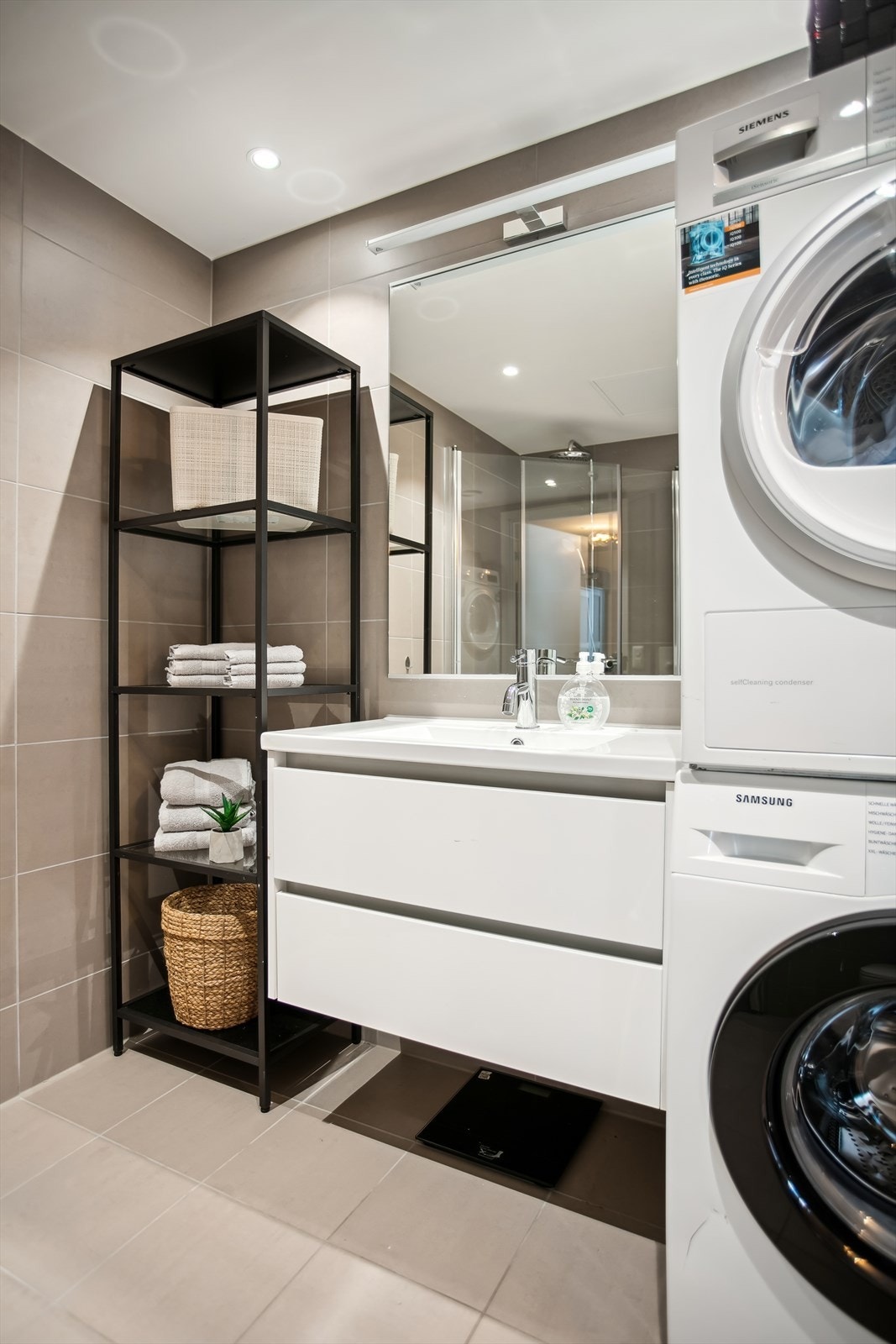 Heldekkende servant med skuffeseksjon. Downlights i taket og lys over speilet. Galleribilde