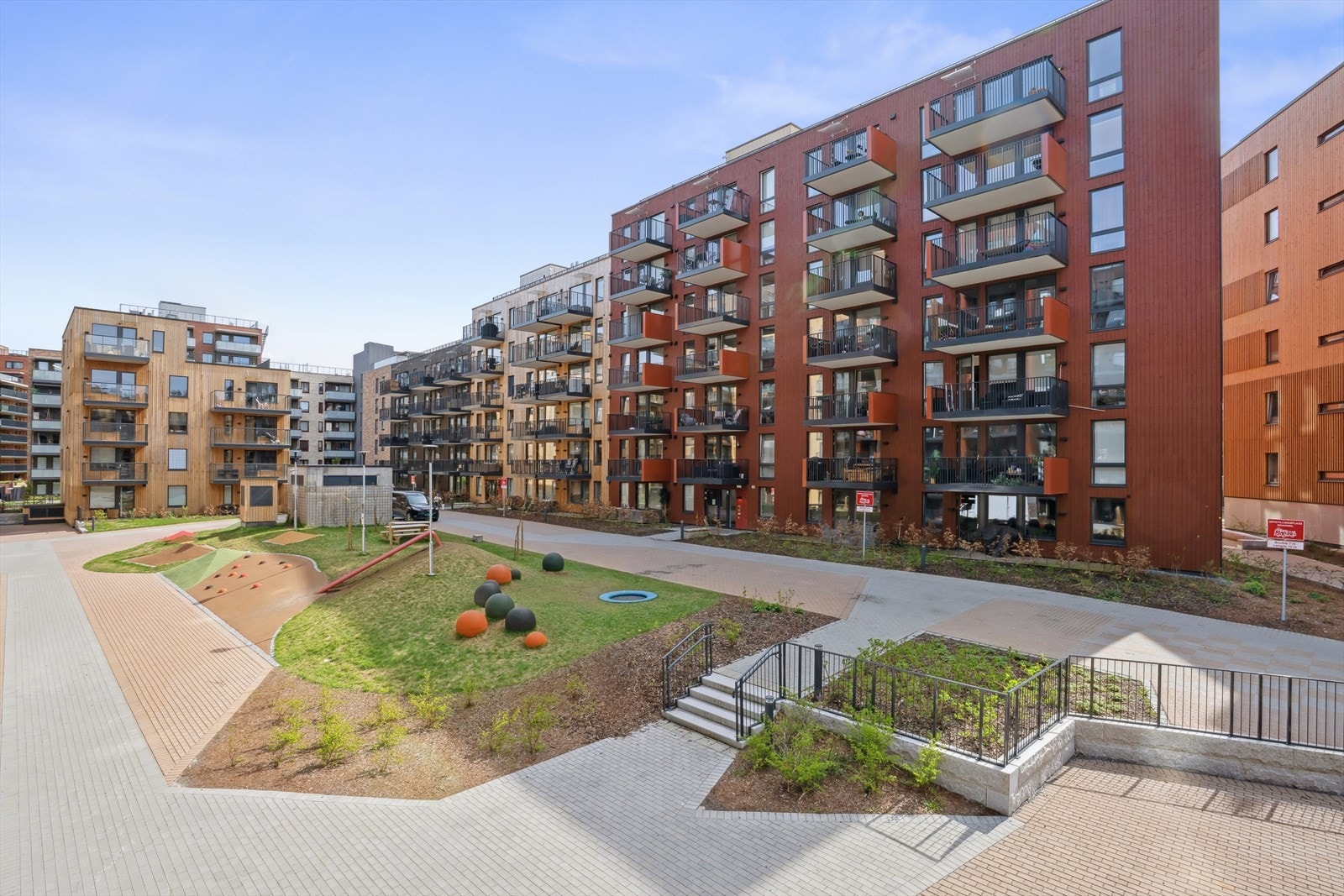 Pent opparbeidet fellesareal og lekeområde for de minste. Galleribilde