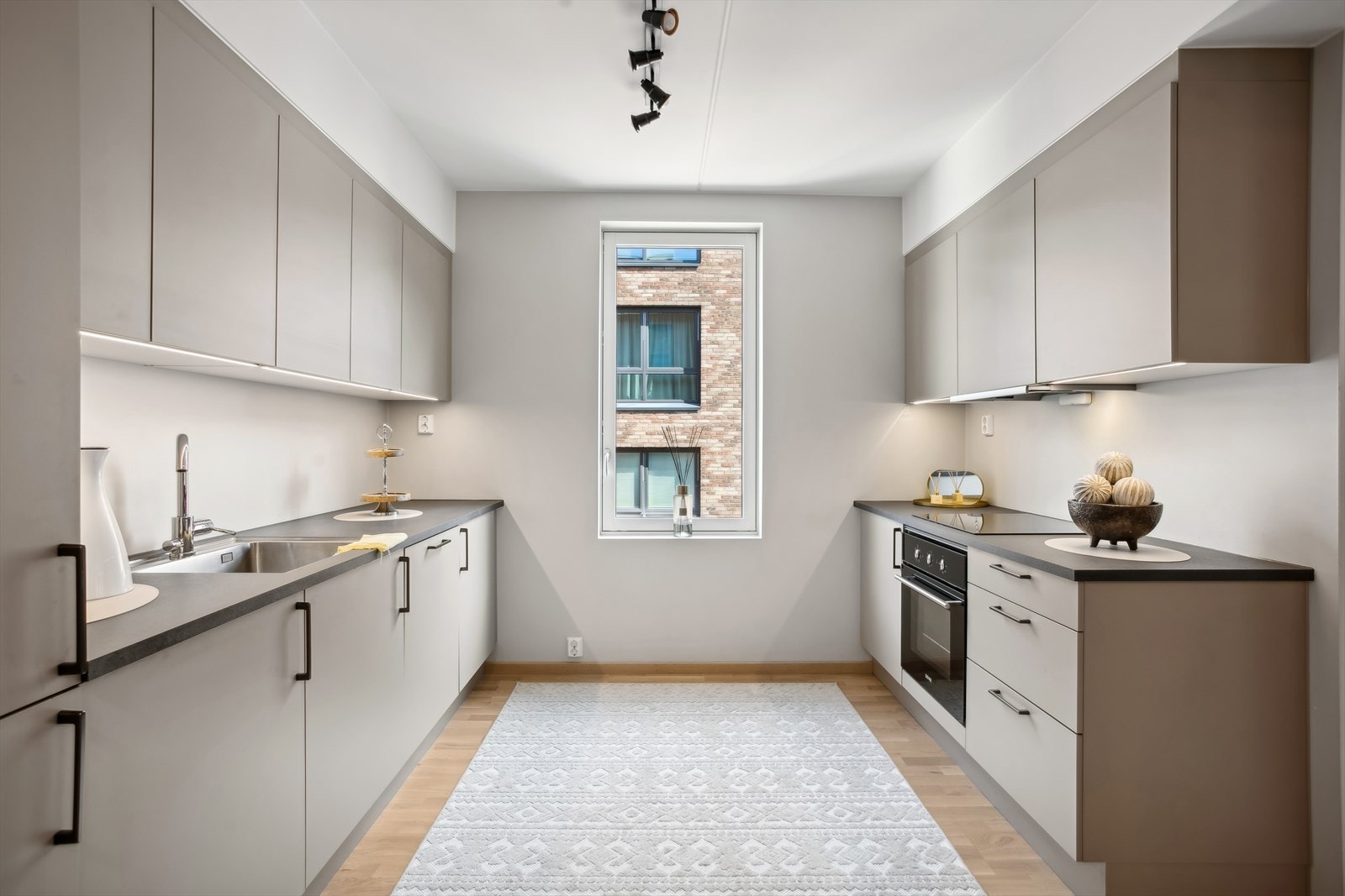 Entré, stue og kjøkken er malt i en beige nyanse etter dette bildet ble tatt. Galleribilde