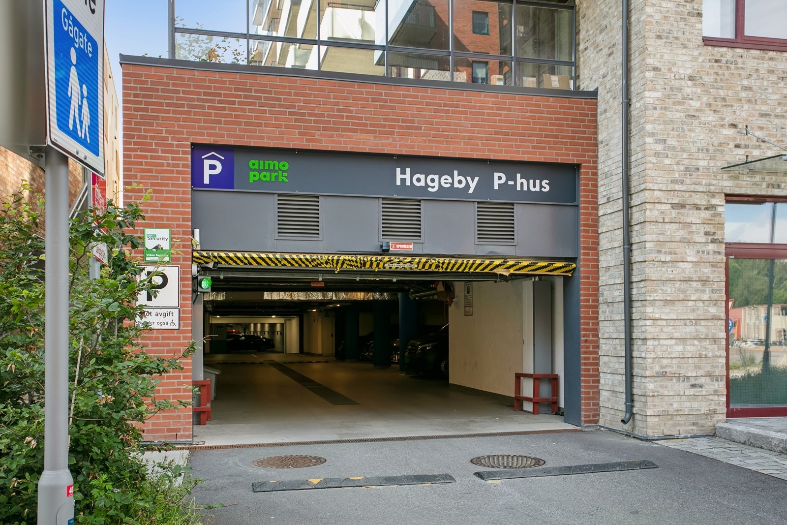 Innkjøring til garasjeanlegget til sameiet. Galleribilde