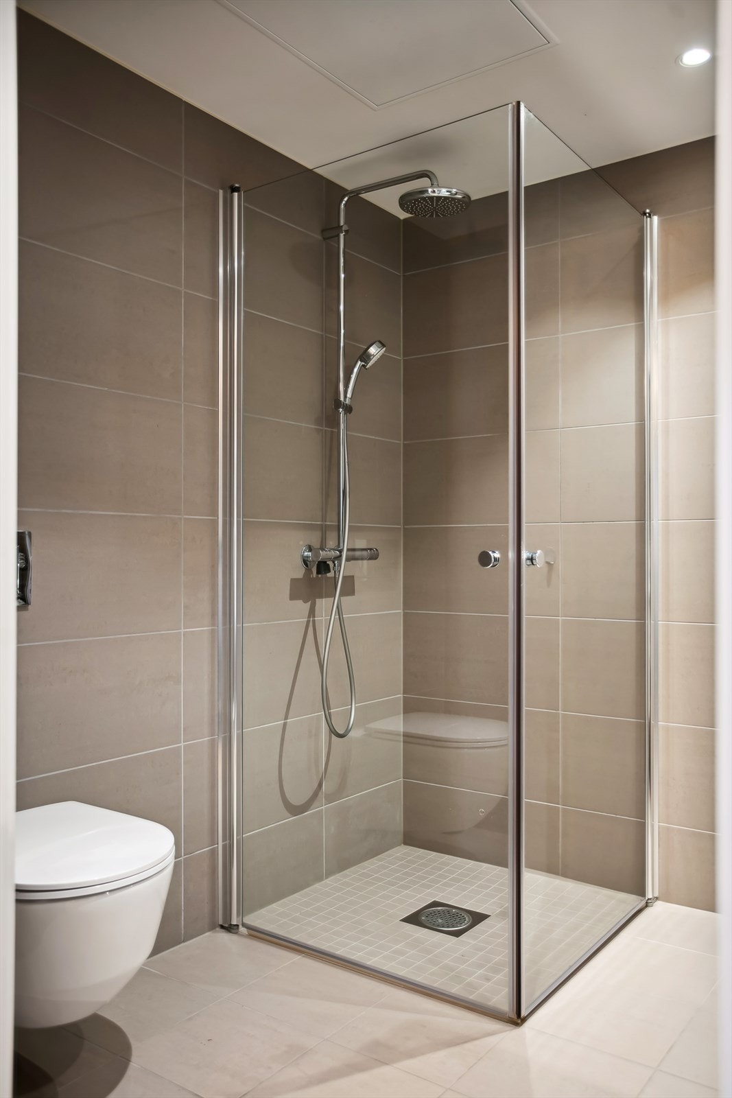 Dusjen har innfellbare dusjdører. Galleribilde