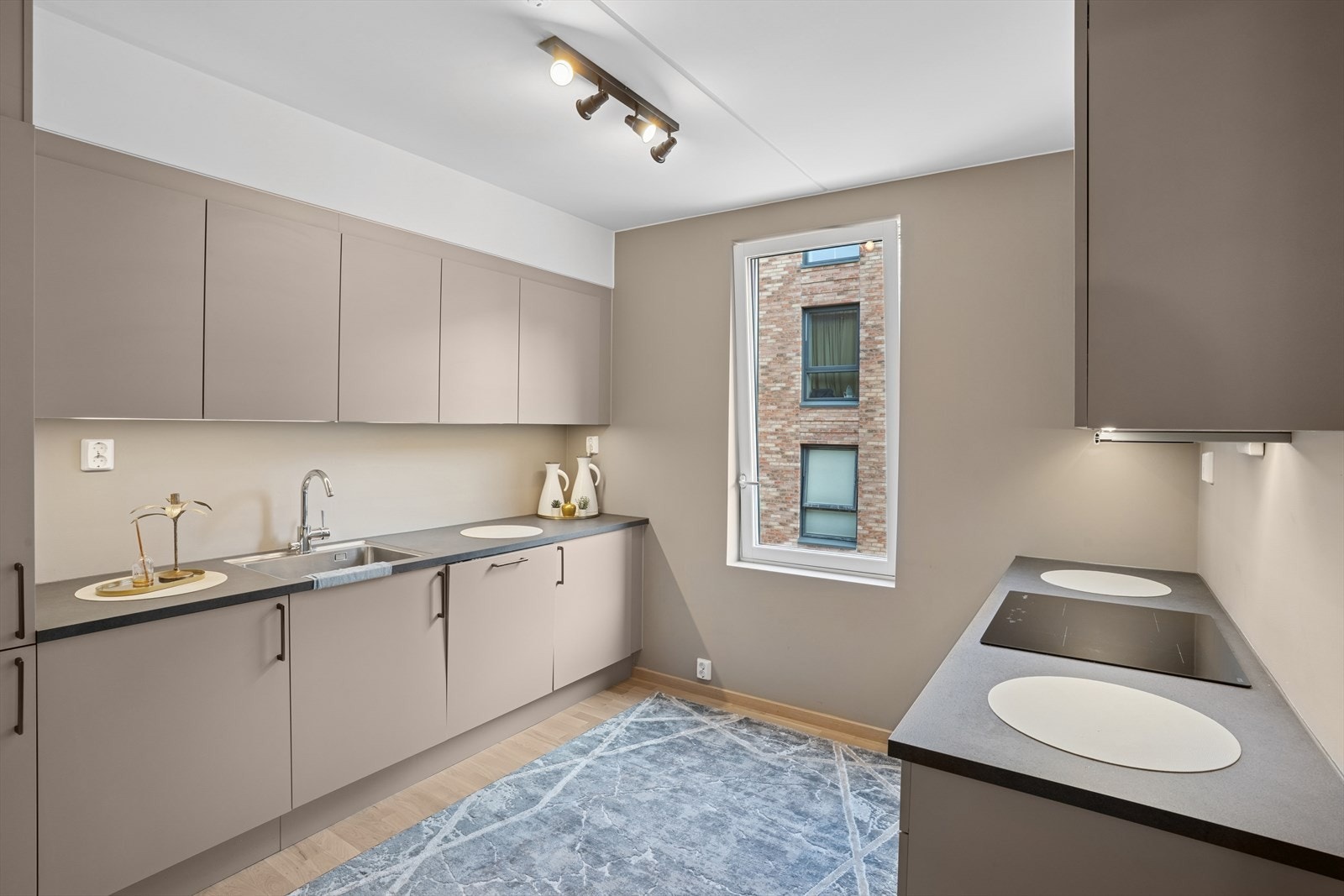 Kjøkkenet er praktisk innredet med gode skap- og arbeidsflater. Galleribilde