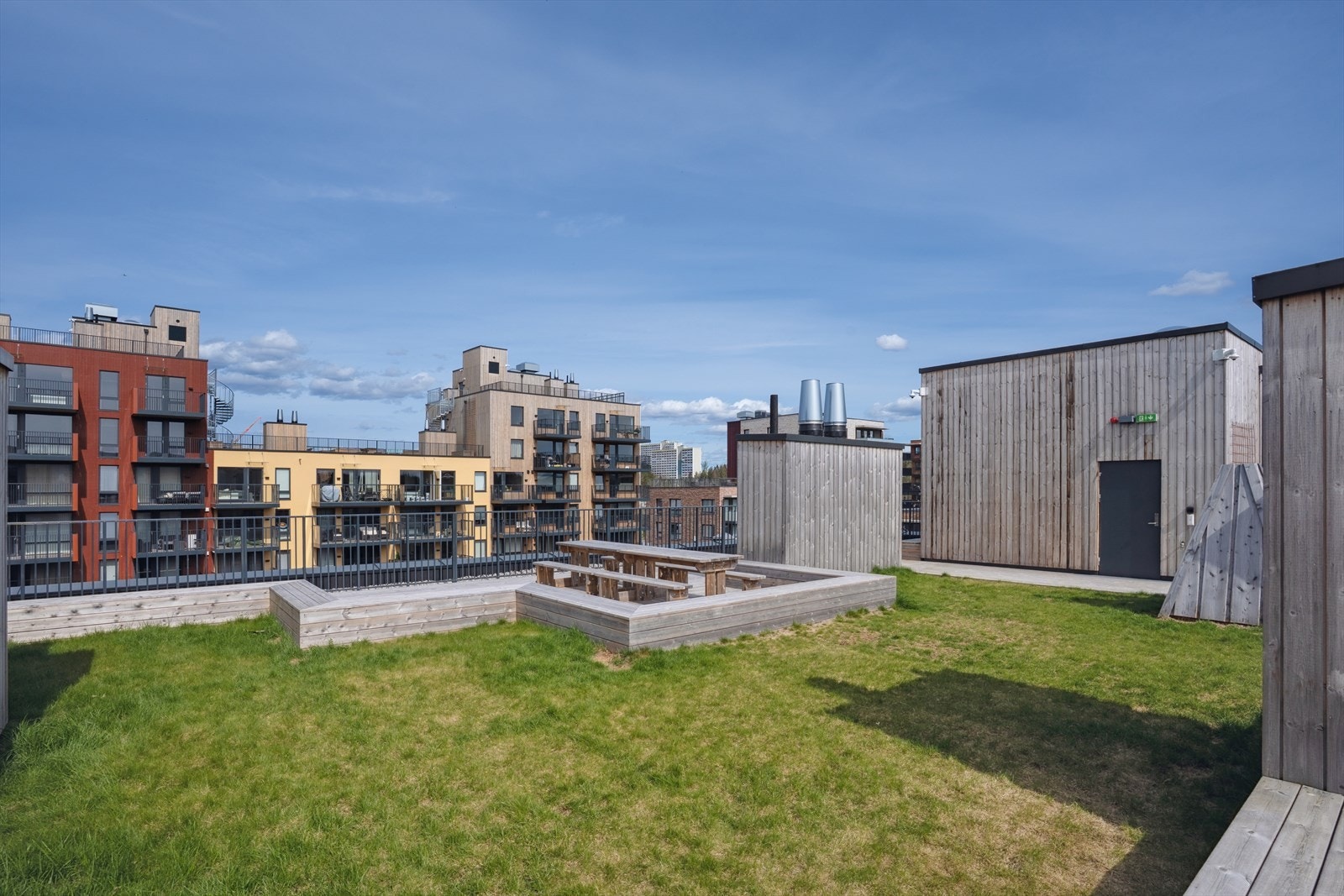 Det er felles takterrasse i blokken med svært gode solforhold. Galleribilde
