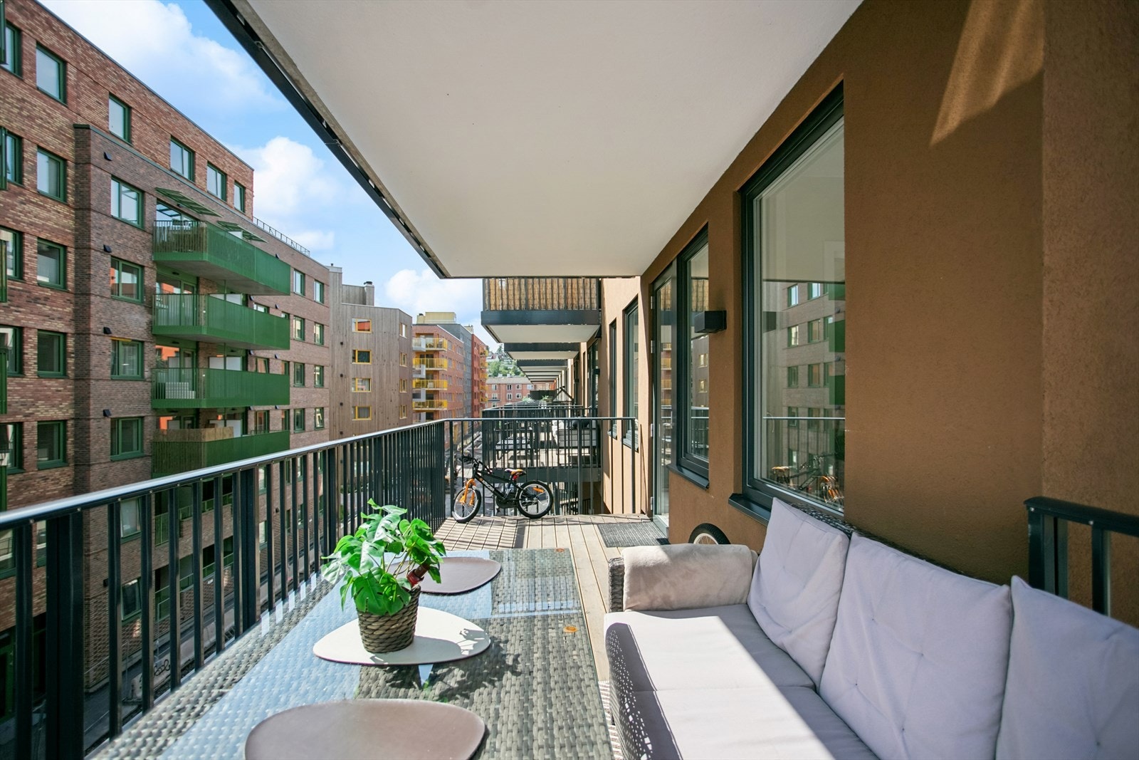 God plass til å nyte fine dager på egen balkong. Galleribilde
