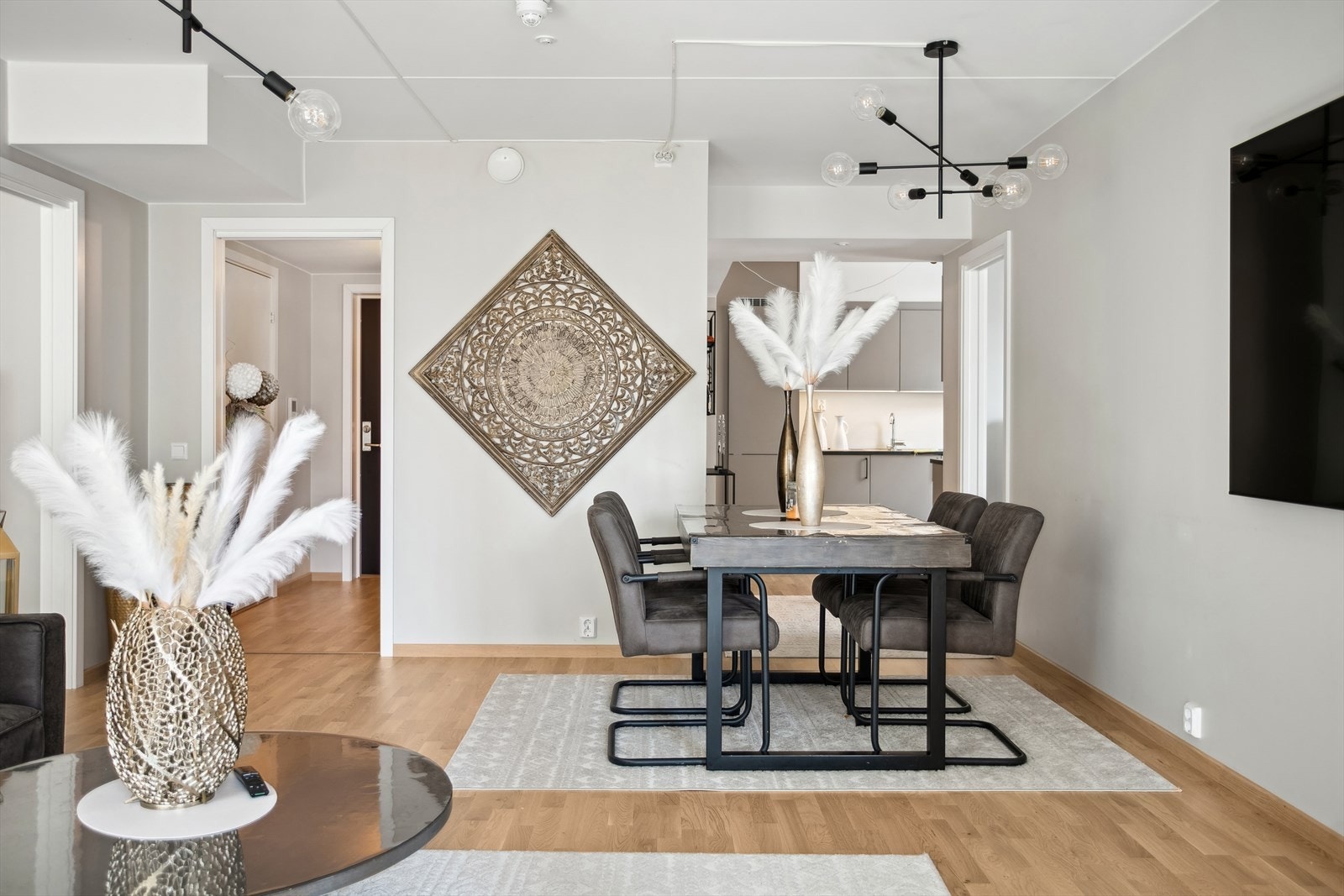 Fin spisestueplass i stuen. Kjøkkenet ligger tilbaketrukket fra stuen som mange ønsker seg. Galleribilde