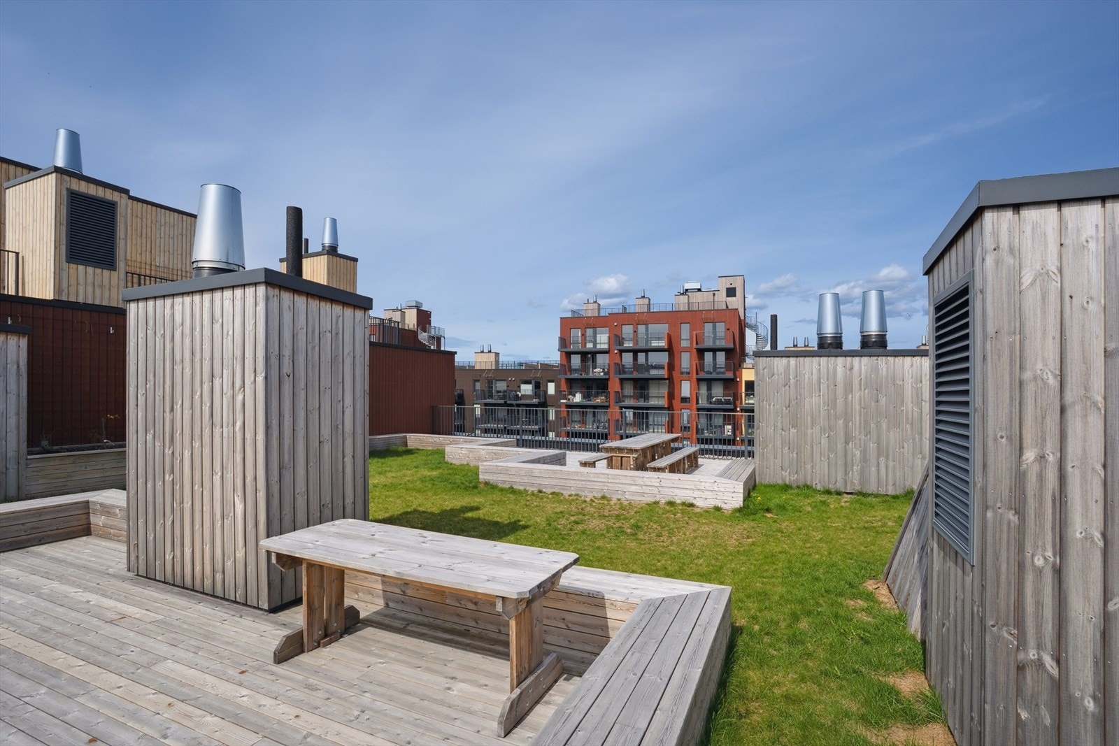 Det er flere sittegrupper spredt utover takterrassen. Galleribilde