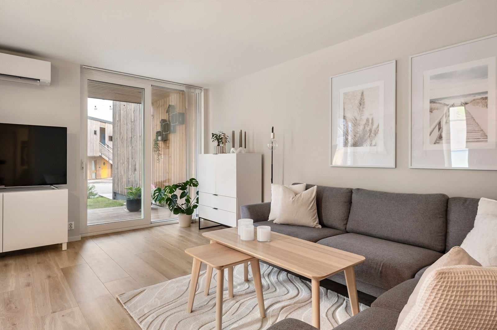 Stuen har plass til ulike møbelalternativer og har nylig fått montert varmepumpe. Galleribilde