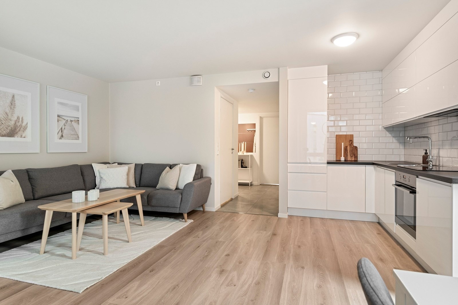 Stue og kjøkken er i åpen og luftig løsning med gjennomgående lyse fargevalg. Galleribilde