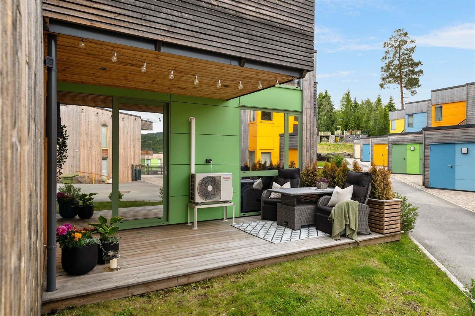 Fin dels overbygget terrasse/uteplass med plass til utemøbler, direkte utgang til liten plenflekk. Galleribilde