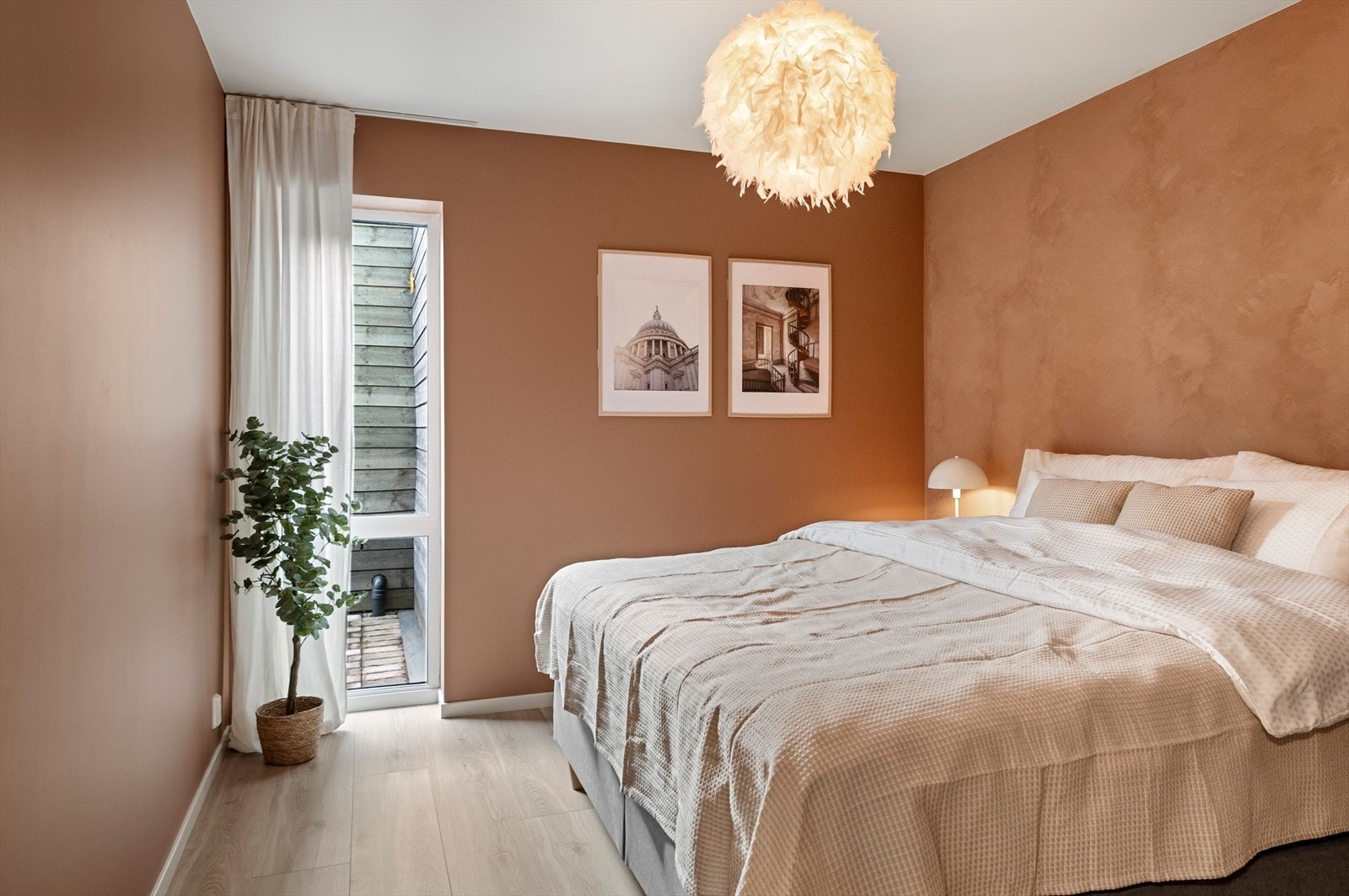 Stort hovedsoverom med god plass til dobbeltseng. Galleribilde