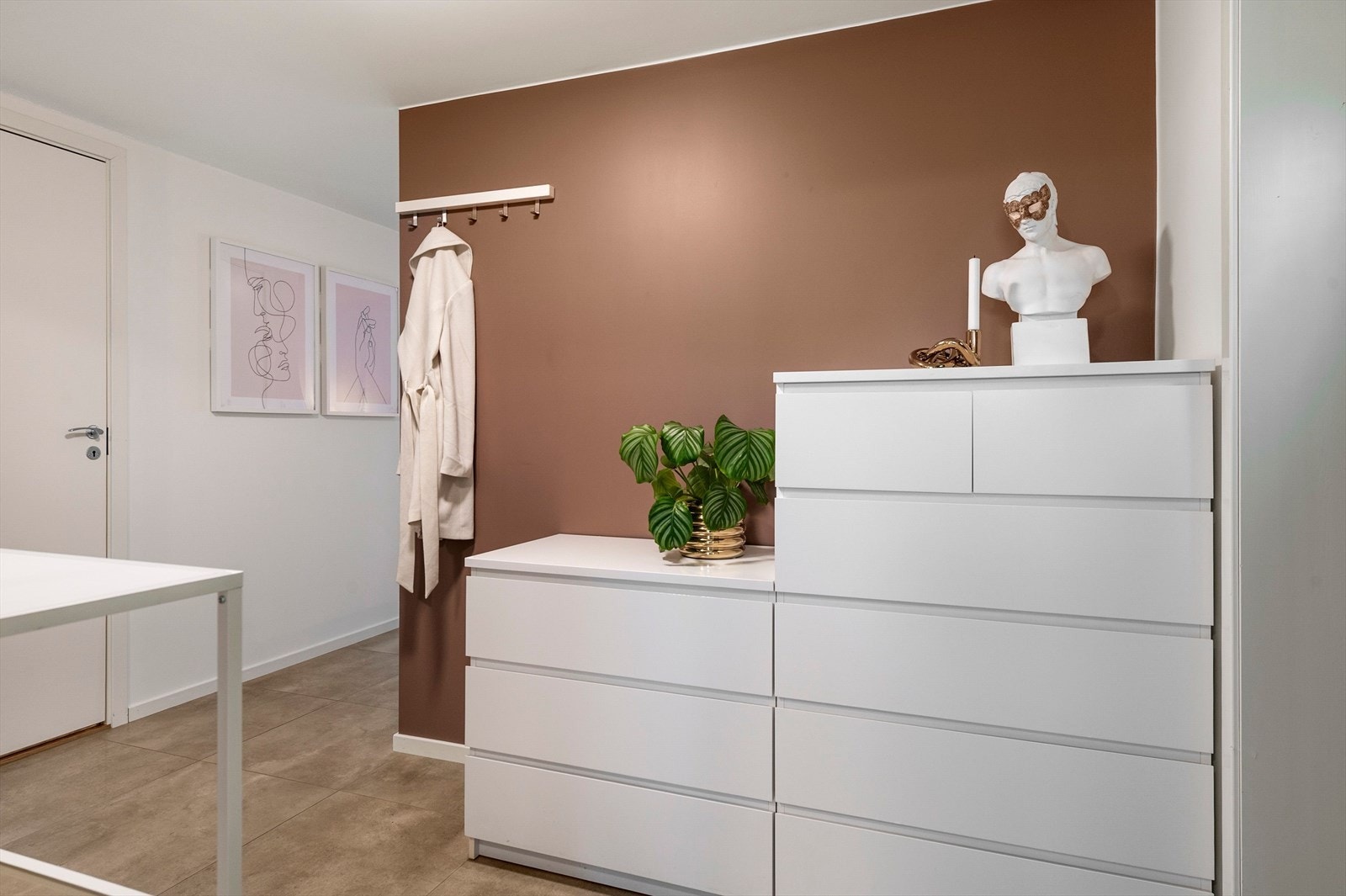 Her er det god plass til kommode og knaggrekke, eventuelt skyvedørsgarderobe. Galleribilde