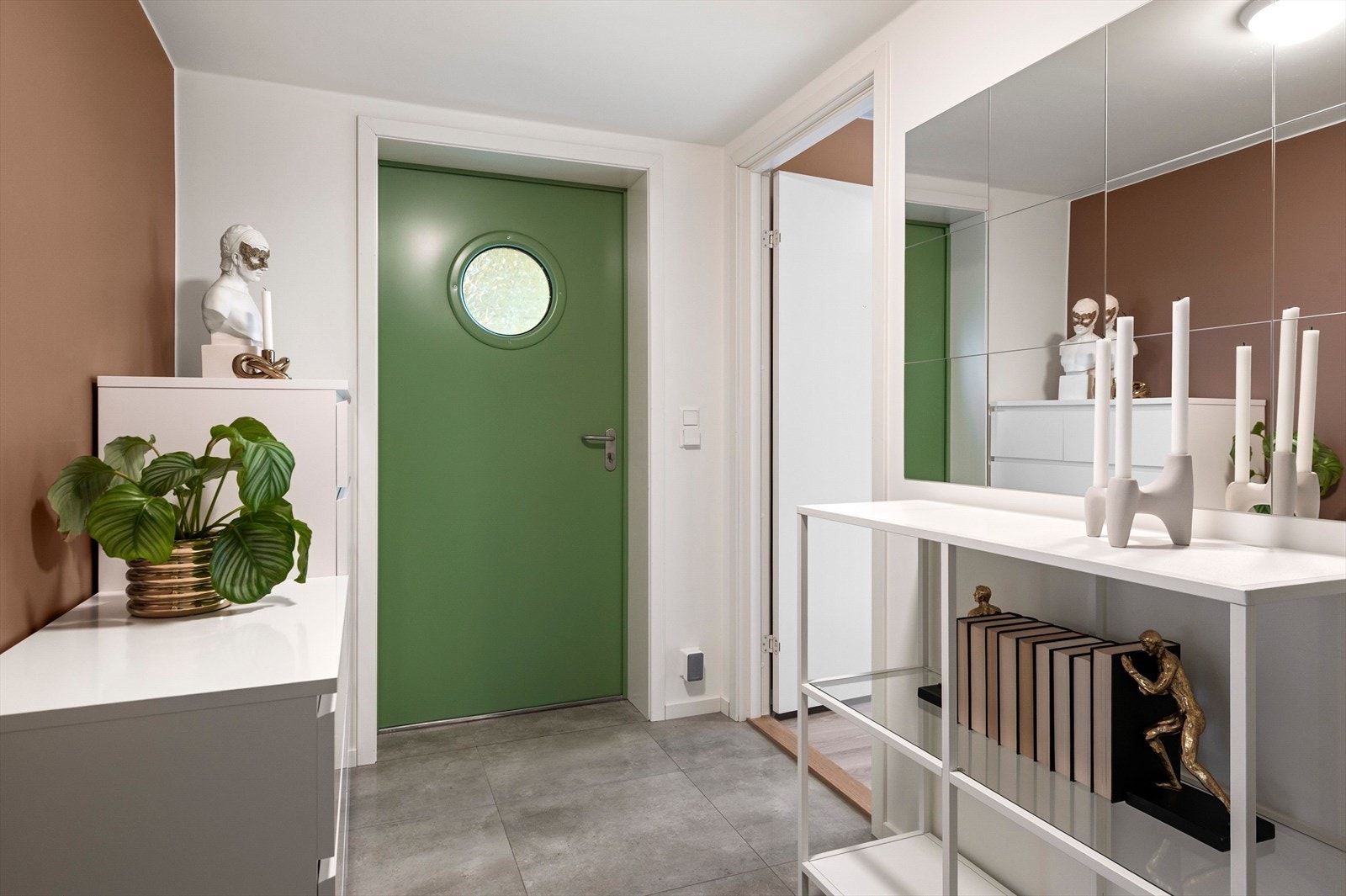 Velkommen inn! Lys entré med flislagt gulv og god plass til entrémøbler. Galleribilde