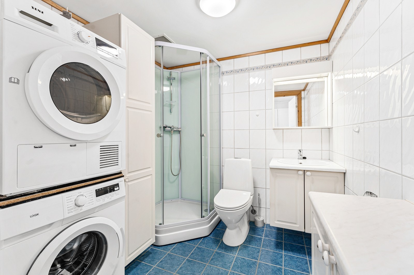 Badet har gulvfliser med varmekabler, veggfliser og malte betong i taket. Galleribilde