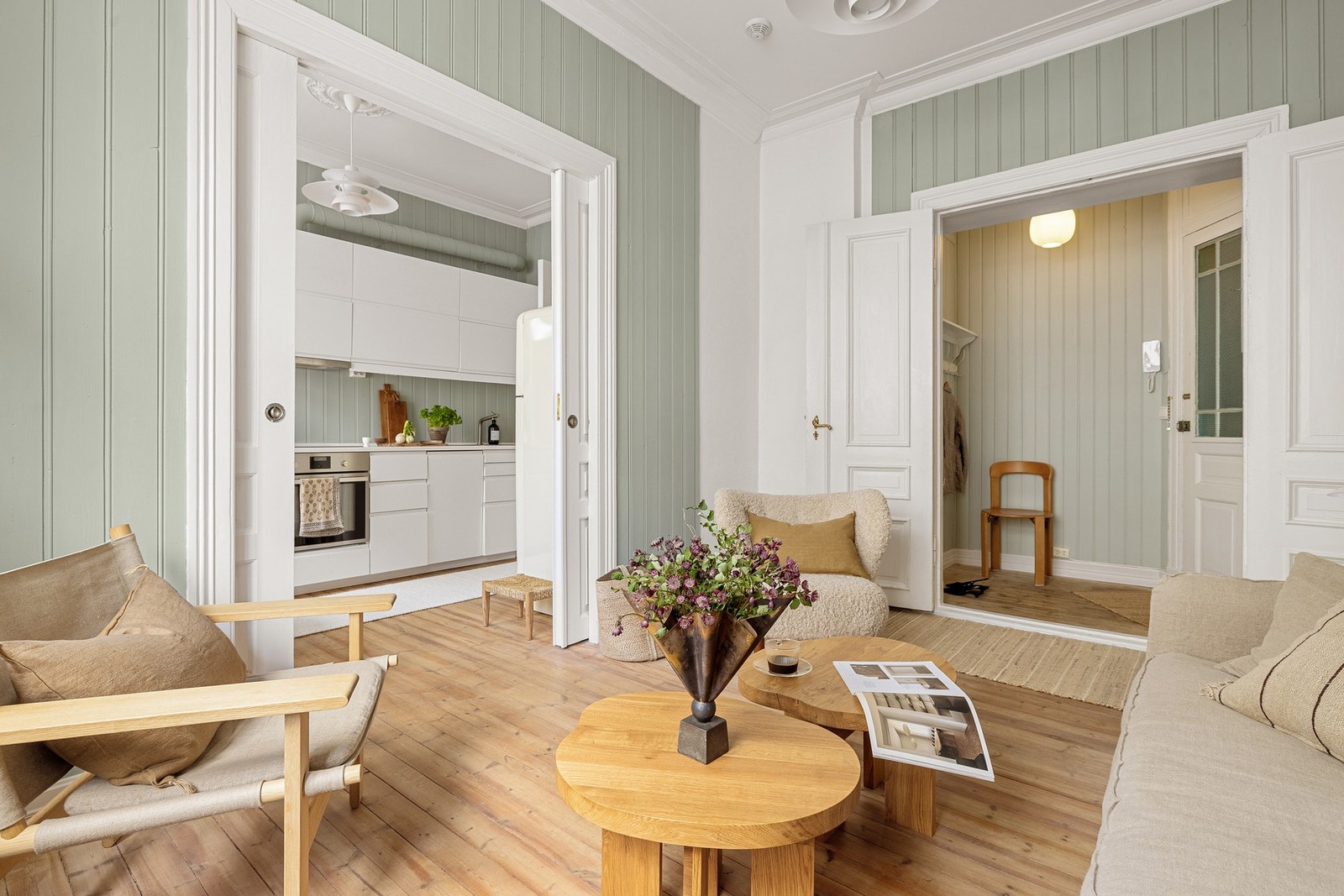 Originale skyvedører er også med på å gi leiligheten særpreg. Galleribilde
