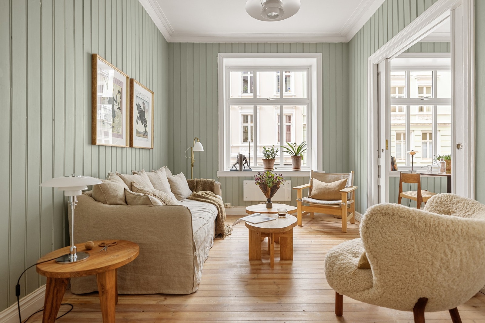 Innvendig er leiligheten lys og innbydende. Galleribilde