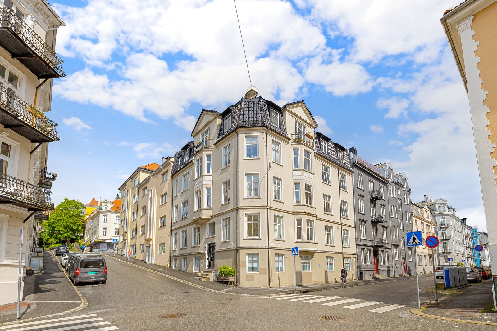 Leiligheten ligger i en vakker, klassisk gård. Galleribilde