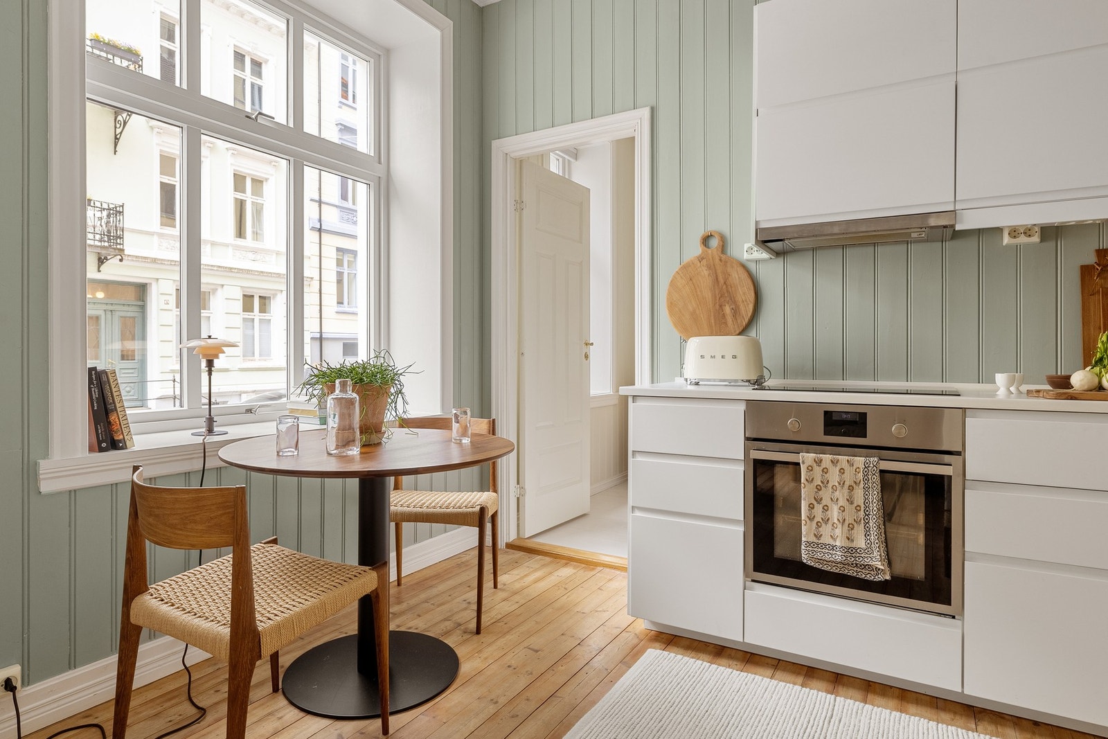 Praktisk separat kjøkken. Tidsmessig innredning fra 2016. Galleribilde