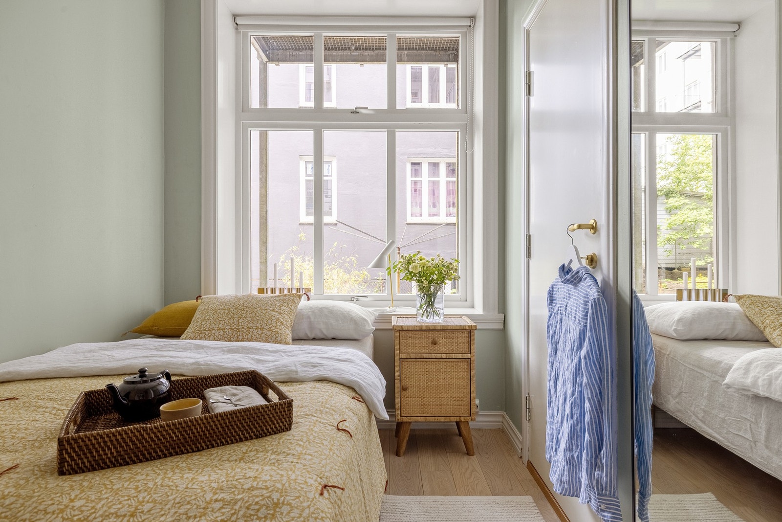 Store vindusflater slipper inn rikelig med naturlig lys. Galleribilde
