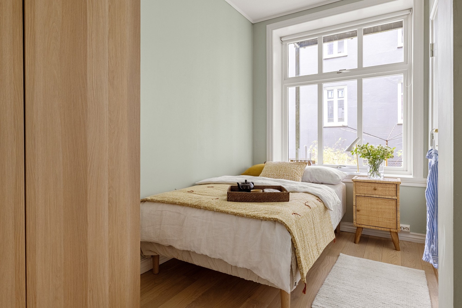 Soverom av fin størrelse med plass til dobbeltseng, nattbord og garderobe. Galleribilde