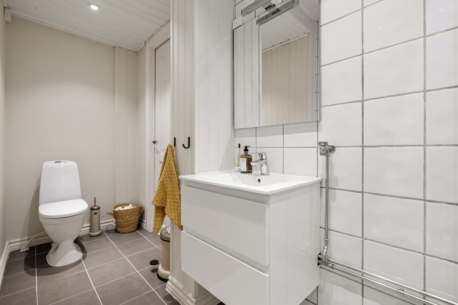 Videre har leiligheten et romslig bad. Galleribilde