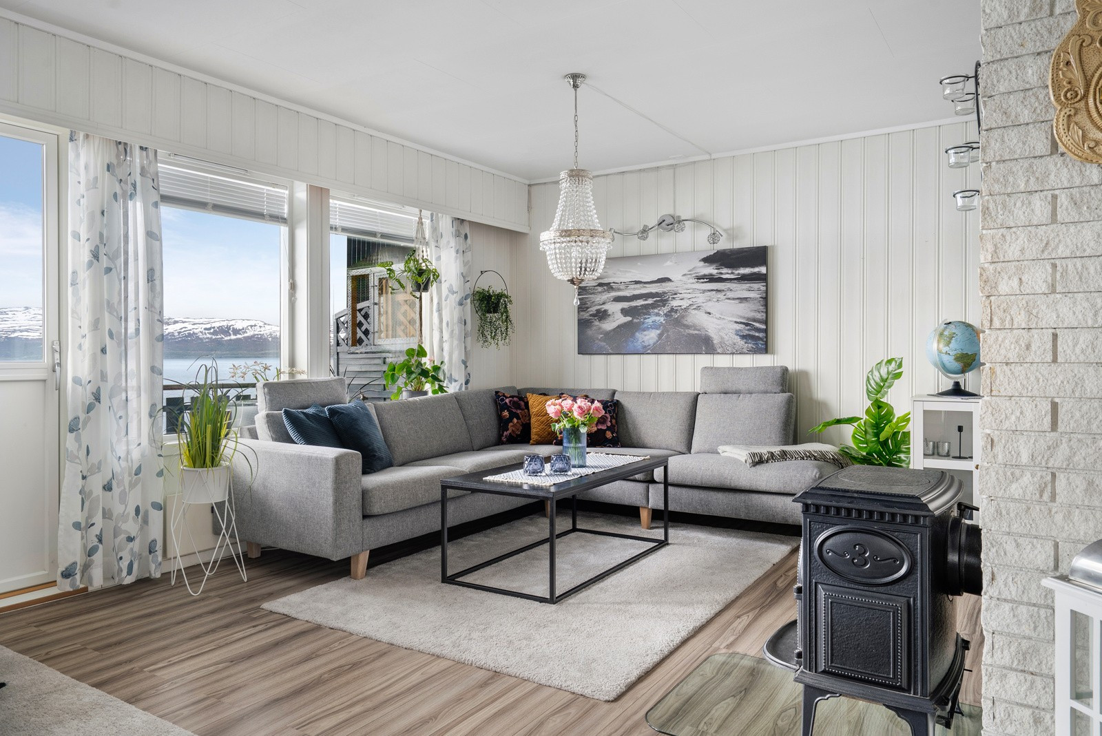 Gode møbleringsmuligheter i stua, med plass til sofa, spisestue eller flere sittegrupper, TV-benk og tilhørende møblement.