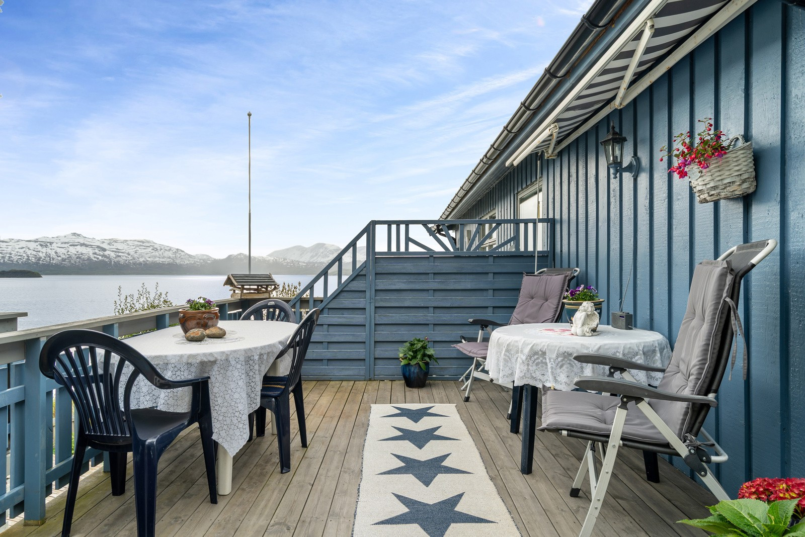 Terrassen er romslig med plass til flere sosiale soner.