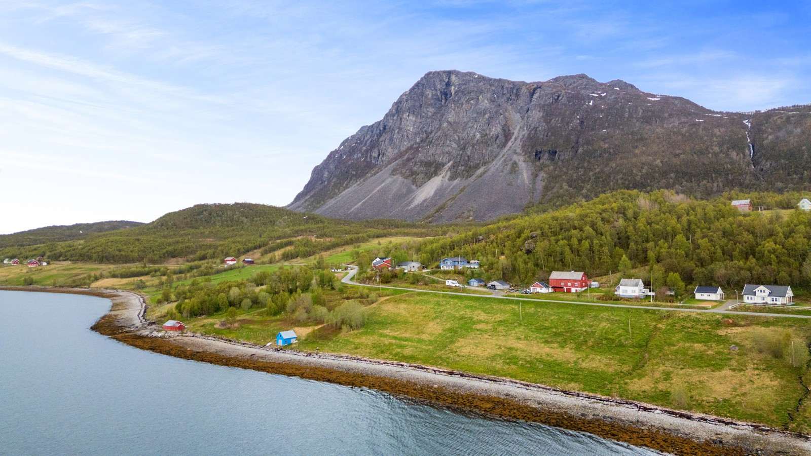 Innholdsrik enebolig med stor tomt og naturskjønn beliggenhet like ved havet!