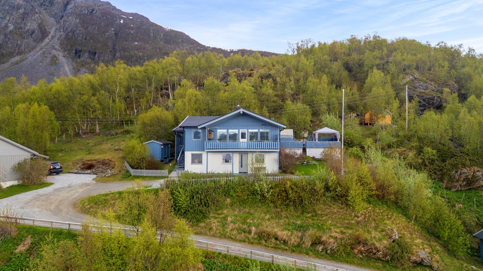 Stor og solrik tomt med plass til både lek, dyrking og rekreasjon.