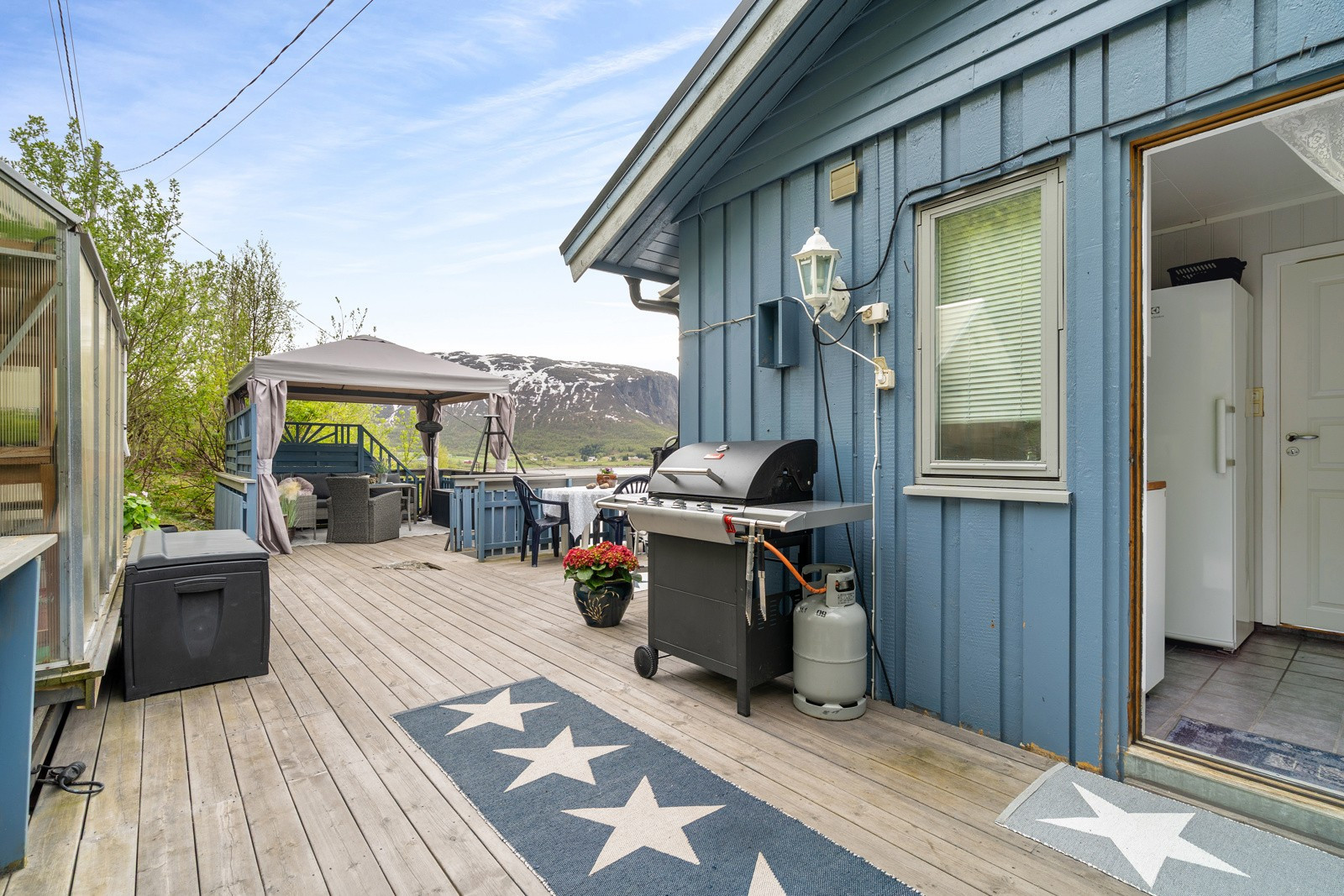 Herlig terrasse med utgang fra vaskerommet, her har du stort rom for ønsket utemøblement og grill.