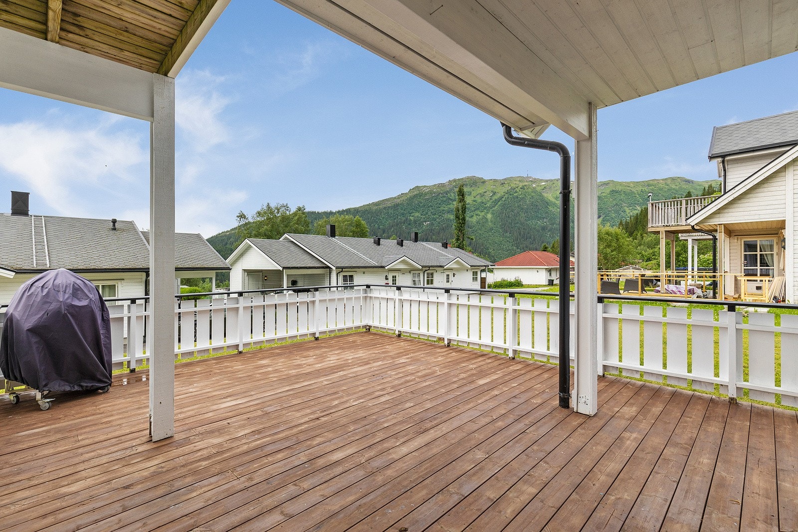 Fra stuen kan man tre ut på boligens markterrasse. Her kan late dager i solen nytes og man har upåklagelige solforhold. Galleribilde