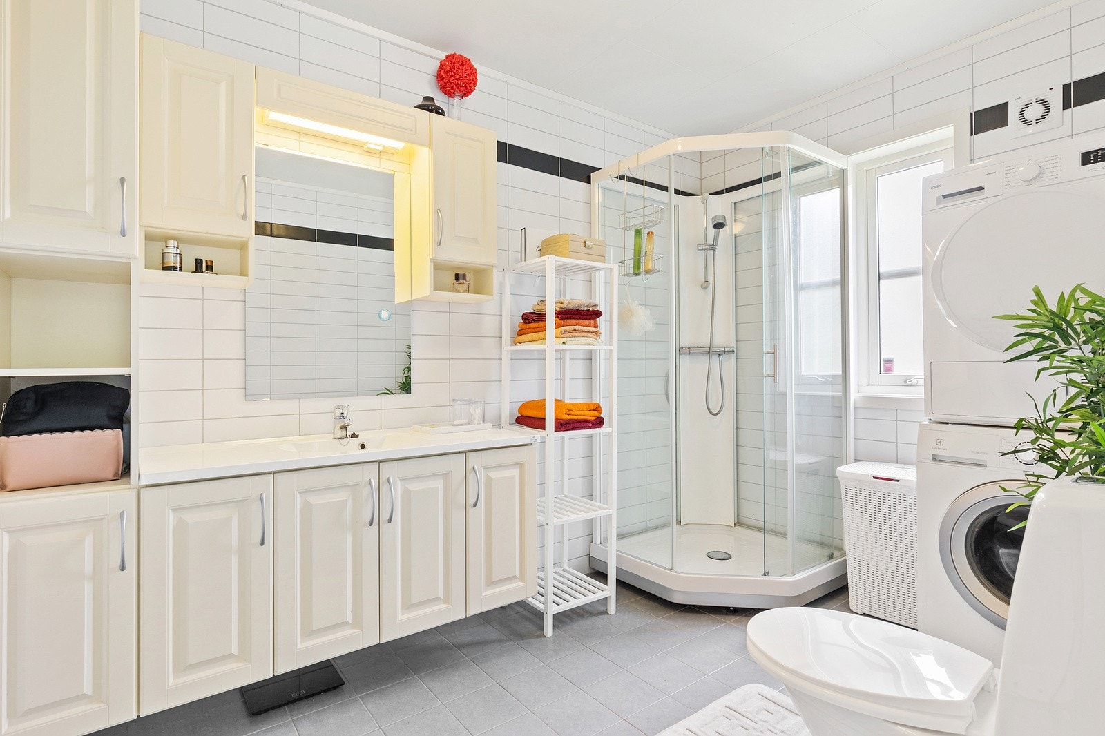 Planløsningen i boligen må sies å være meget familievennlig, og man får mye hus for pengene. Galleribilde