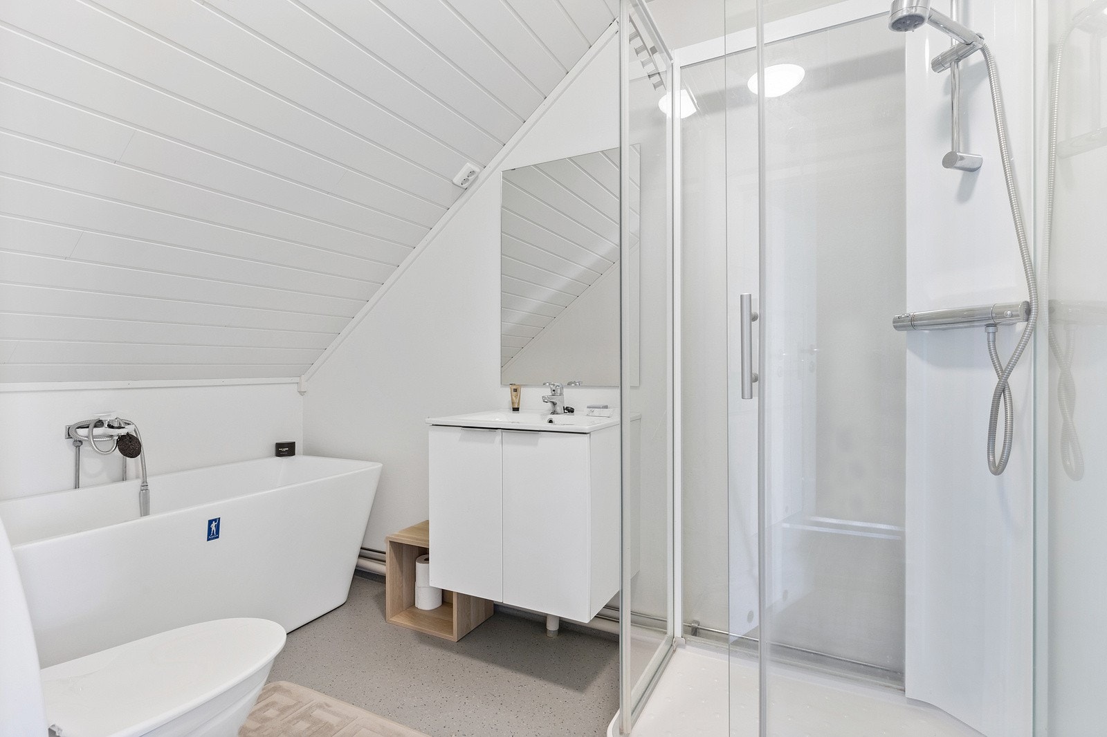 Den praktiske planløsninger innebærer at man har soverommene og badet i samme etasje, dette er meget smart. Galleribilde