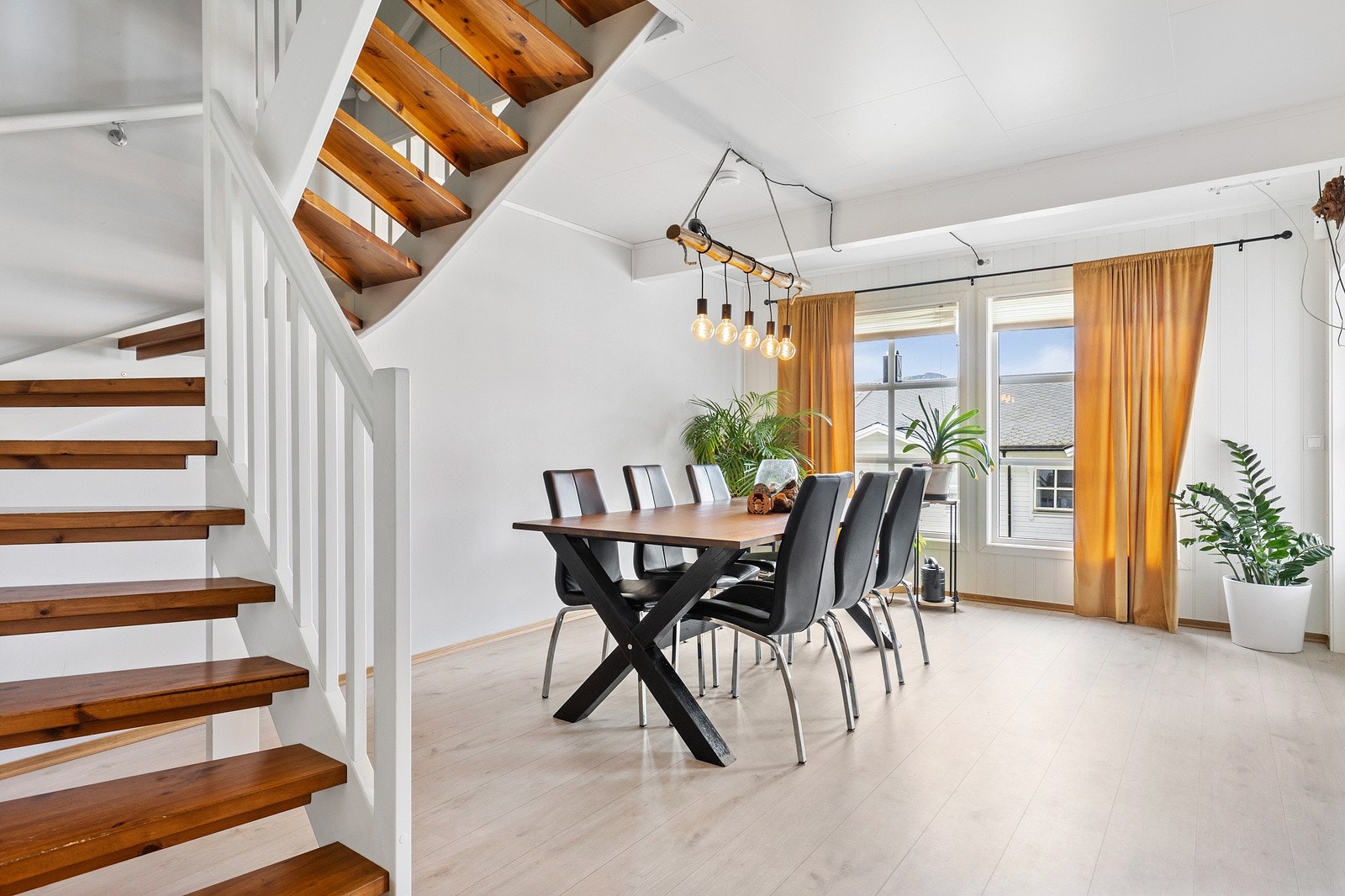 Stuen er av god størrelse og har vedbrennende ovn som skaper varme og hygge på kalde høst og vinterkvelder. Galleribilde