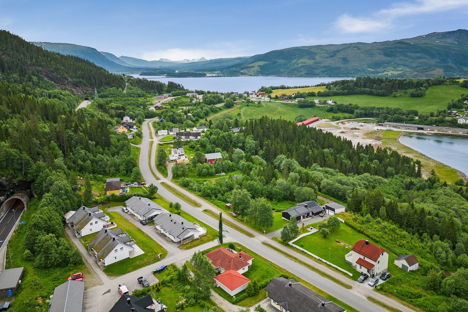 Finneidfjord er en bygd i Hemnes kommune i Nordland, og ligger på et eide mellom to fjordarmer. Galleribilde
